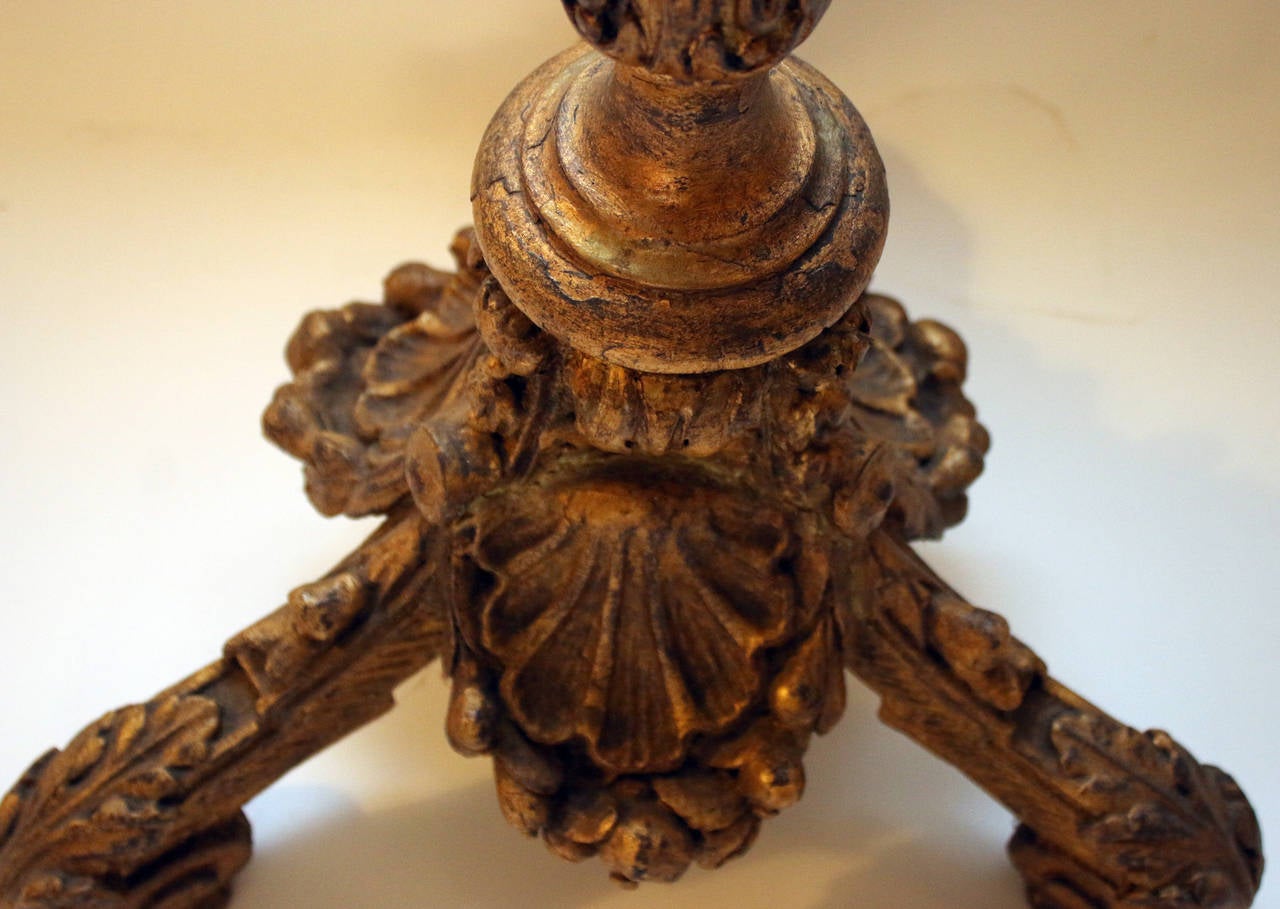 Anglais Torchère en bois doré sculpté George III en vente