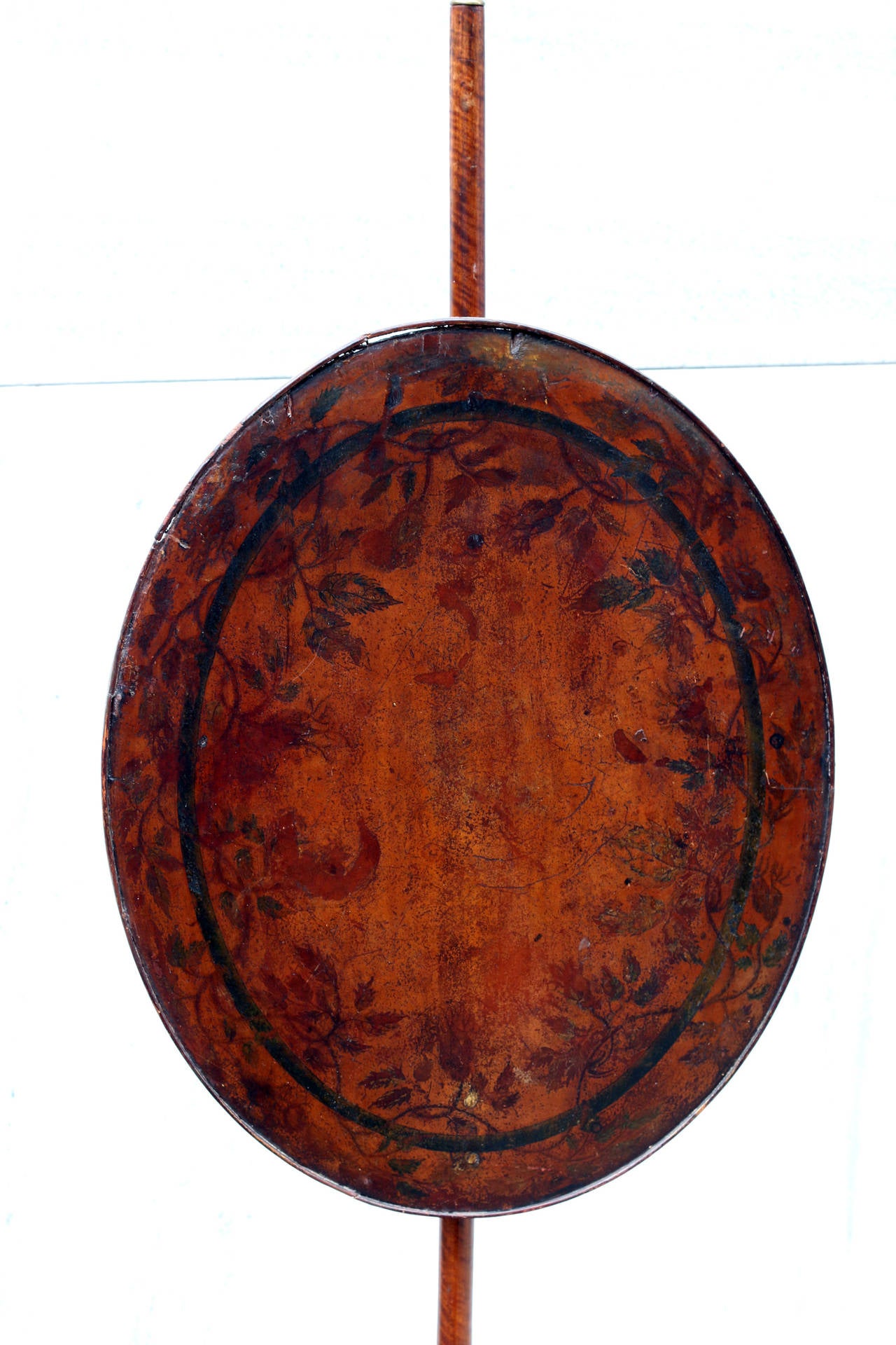 Paravento a palo in mogano e acero su una base a treppiede con urna centrale, slitta regolabile in ottone e fondo appesantito in piombo. Motivo floreale stencilato su schermo. Eccezionale finitura completamente originale, circa 1800.
Vedi le misure