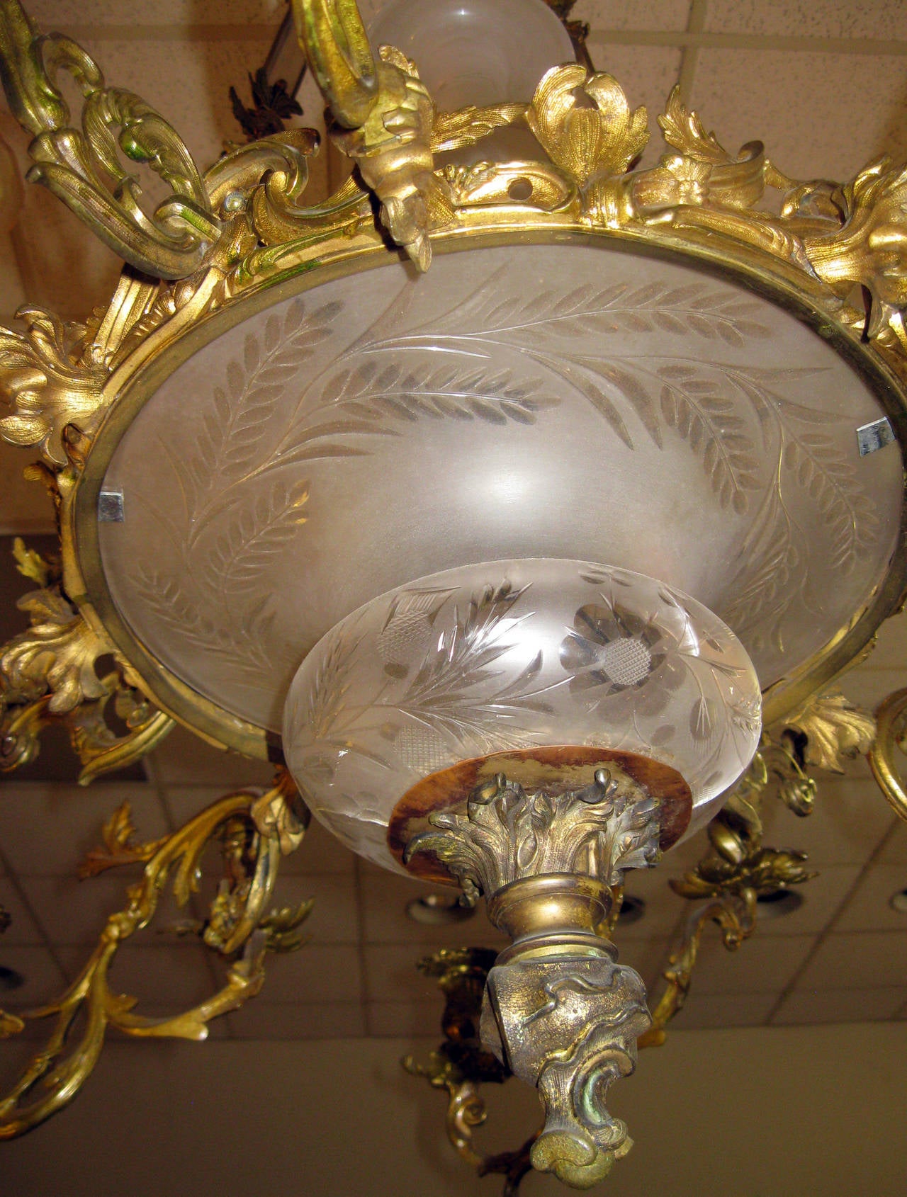 Kerzen- und Öllampenleuchter aus einem irischen Herrenhaus aus dem frühen 19. Jahrhundert. Zu den Merkmalen gehören vier Sätze von vier linearen, abgeschrägten Kristallkettengehängen, 16 doré'-Bronze-Kerzenarme, ein ausgefallener unterer Abschluss