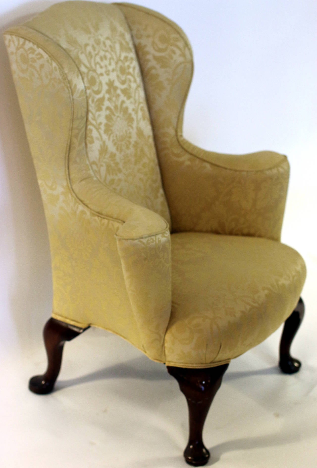 Englischer georgianischer Petite Wingback Chair aus dem 18. Jahrhundert (George I.) im Angebot