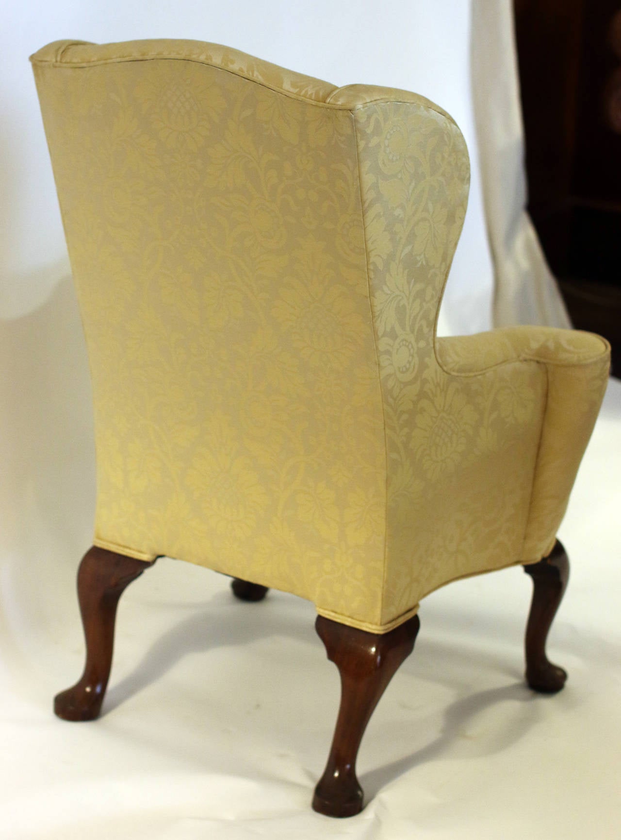 Englischer georgianischer Petite Wingback Chair aus dem 18. Jahrhundert (Vereinigtes Königreich (UK)) im Angebot