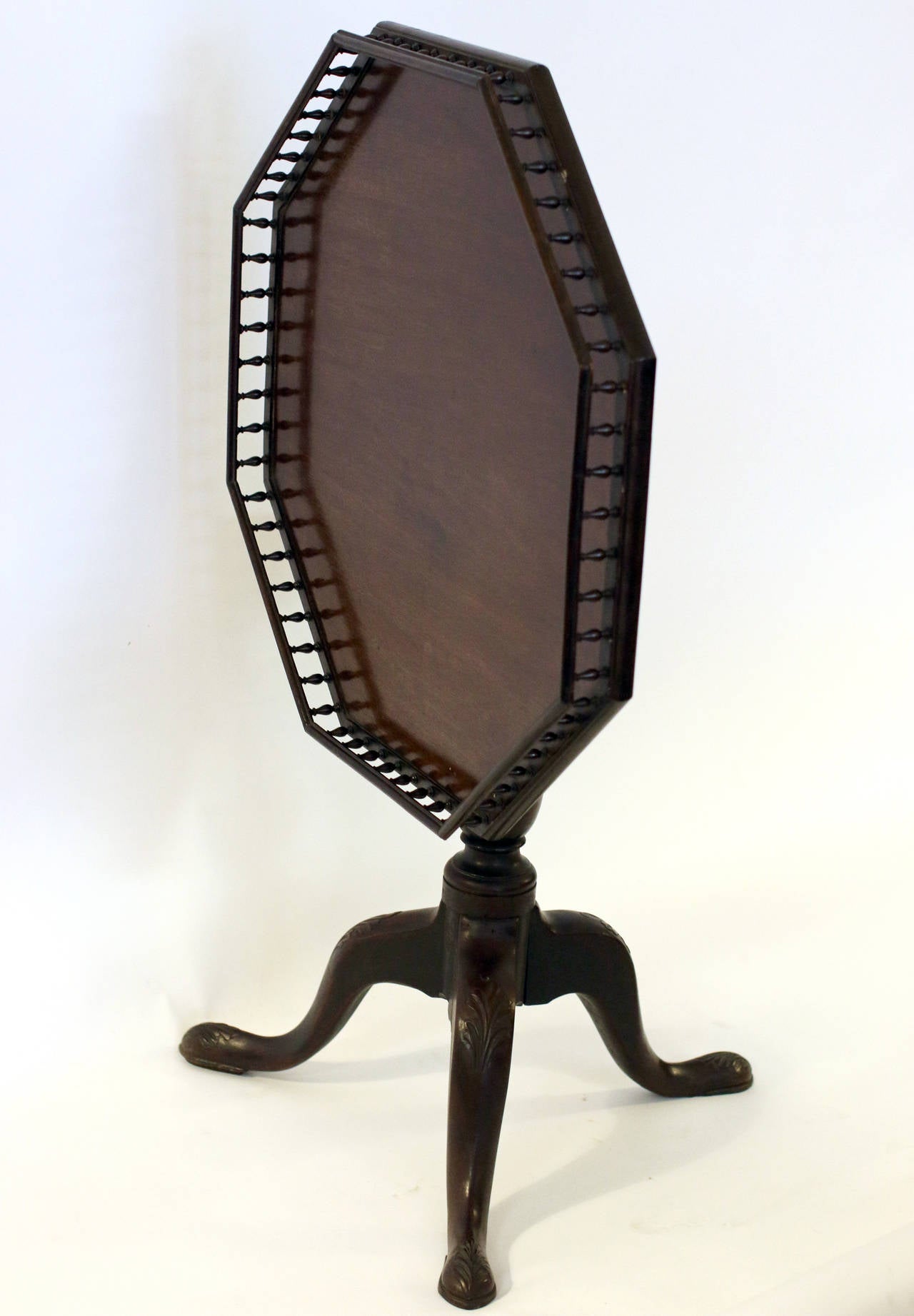 English 18th century Chippendale Mahogany Tilt-Top Table For Sale