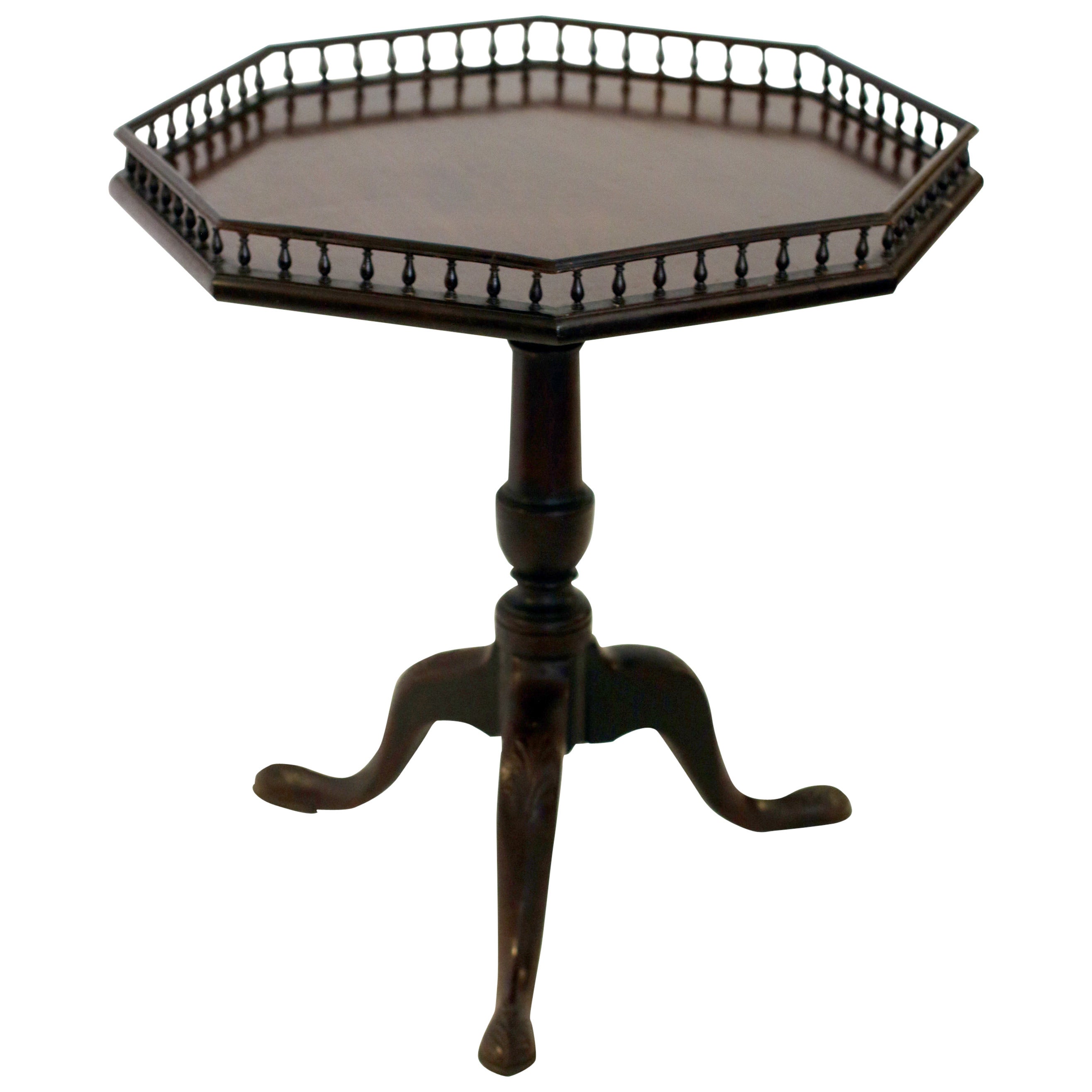 18th century Chippendale Mahogany Tilt-Top Table