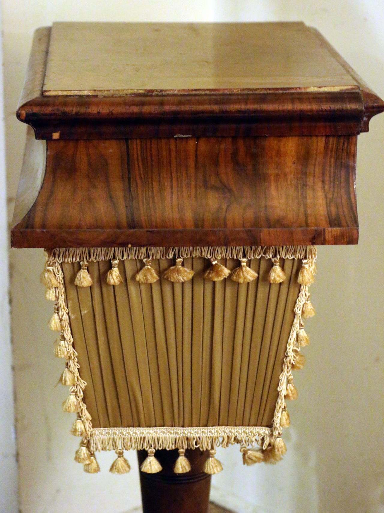 Regency-Arbeitstisch aus Rosenholz aus dem 19. Jahrhundert im Zustand „Gut“ im Angebot in Savannah, GA