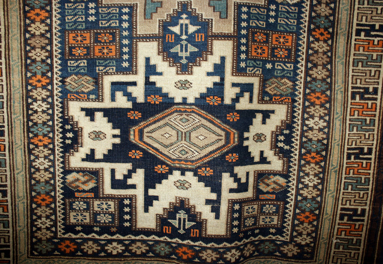 Der im Kaukasusgebirge handgewebte Teppich ist mit kraftvollen Grafiken und Glückssymbolen versehen. Schöne Färbung.
Siehe Abmessungen unten.