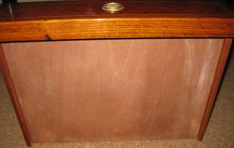 Consola italiana del siglo XX de caoba y marquetería Kingswood Italiano en venta