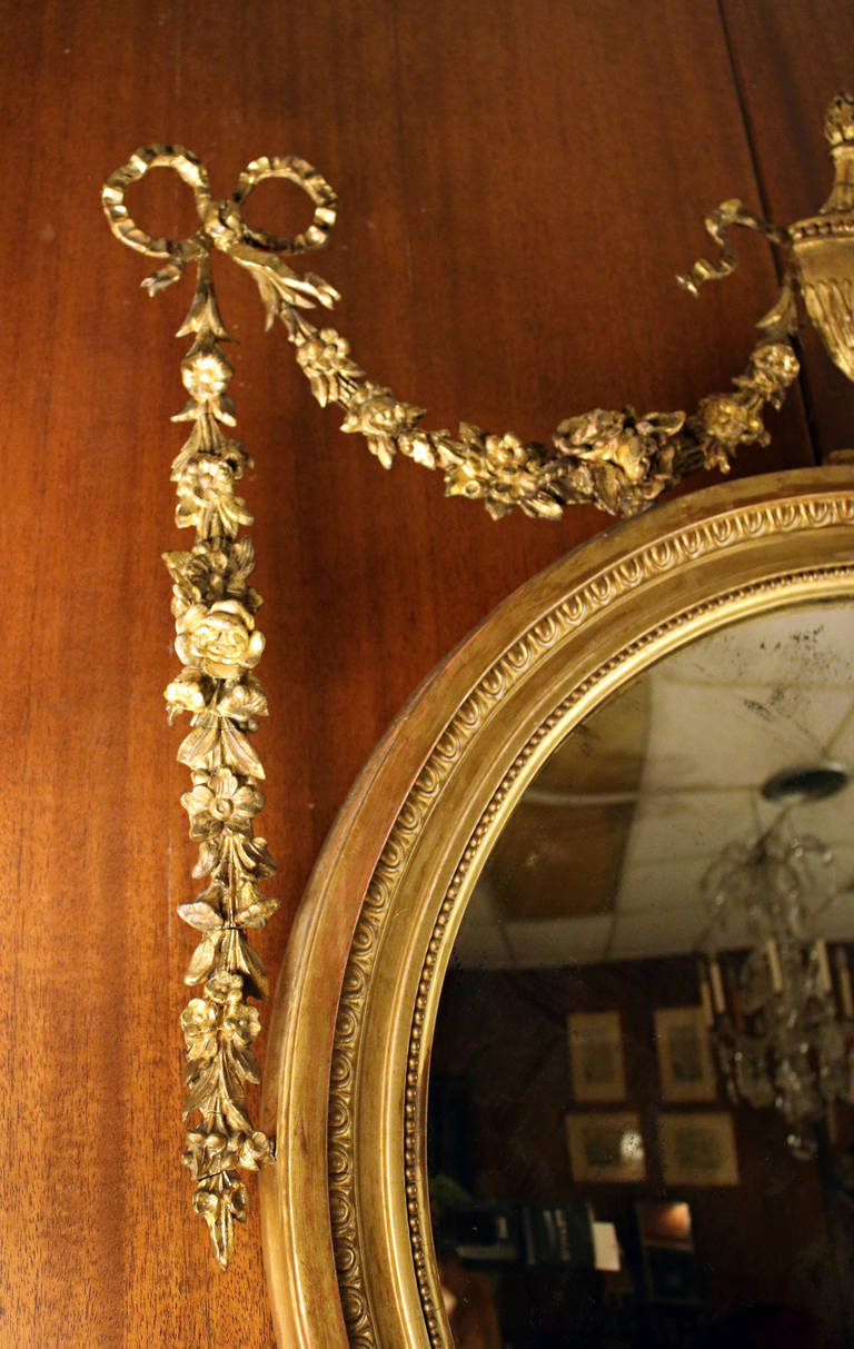 19th century Adam Style Giltwood Convex Mirror with Gessoed Swags  In Good Condition For Sale In Savannah, GA