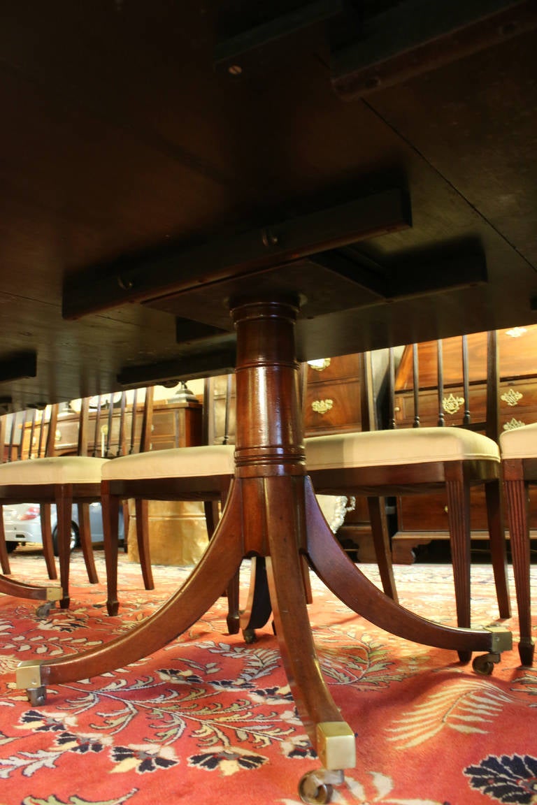 Table de salle à manger Sheraton monumentale à quatre piédestaux en acajou du XVIIIe siècle  Bon état - En vente à Savannah, GA