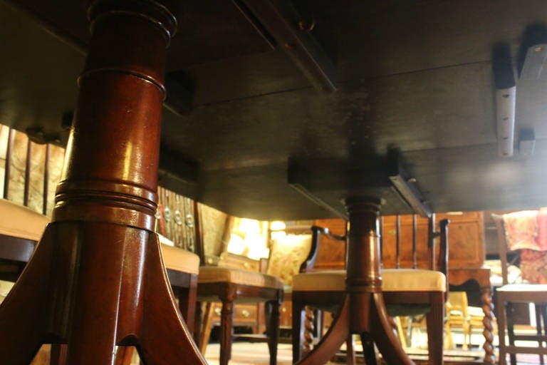 Britannique Table de salle à manger Sheraton monumentale à quatre piédestaux en acajou du XVIIIe siècle  en vente