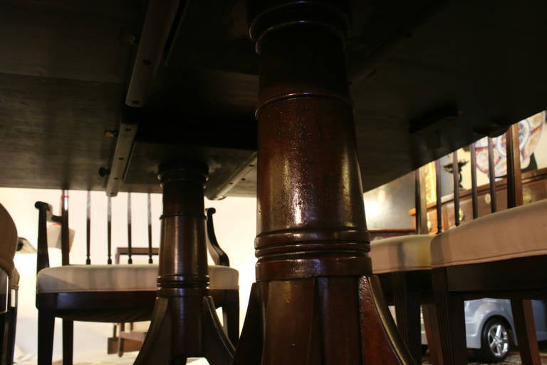 Fin du XVIIIe siècle Table de salle à manger Sheraton monumentale à quatre piédestaux en acajou du XVIIIe siècle en vente