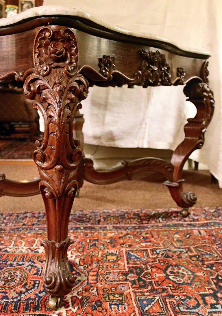 19th century Rococo Revival Rosewood Center Table In Good Condition In Savannah, GA