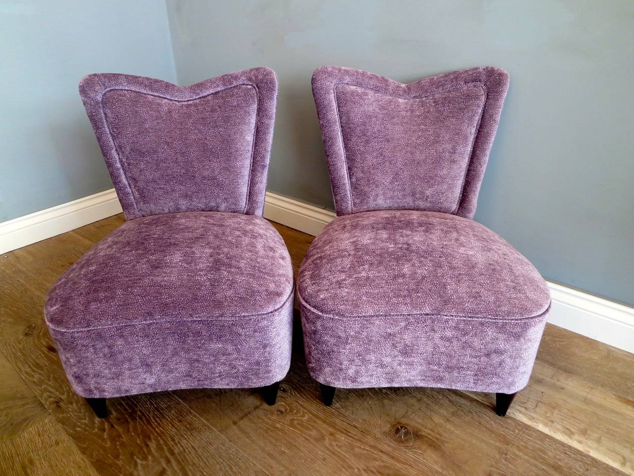 Pair of Italian Heart Shaped Slipper Chairs In Excellent Condition In London, GB
