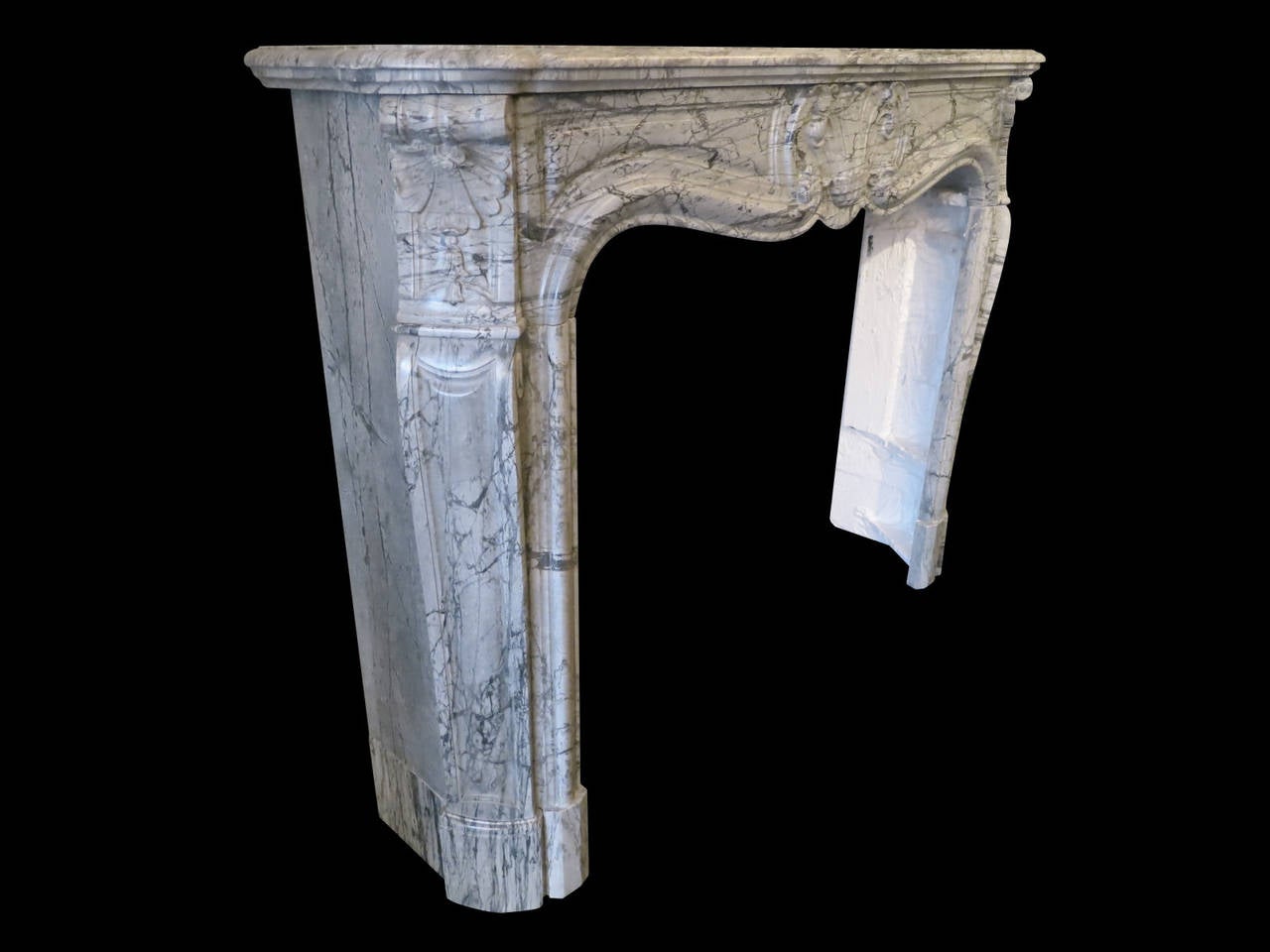 Antique French Louis XV Fireplace Mantel in Bleu Fleuri Marble In Excellent Condition In London, GB