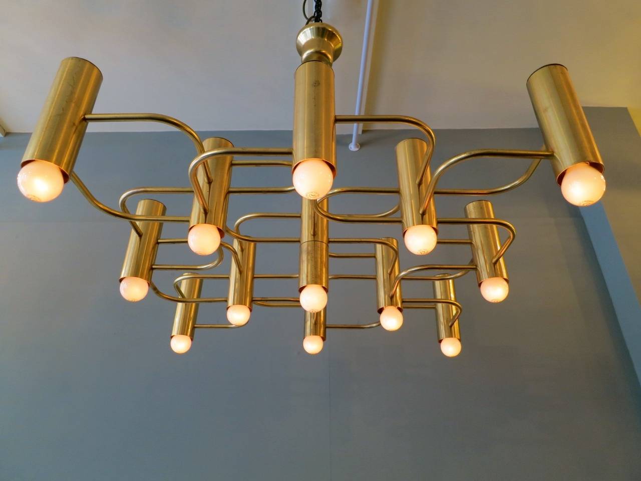 A large gold lacquered tubular geometric design chandelier with 13 light fittings. By Italian lighting designer Sciolari for Belgian Company Boulanger.