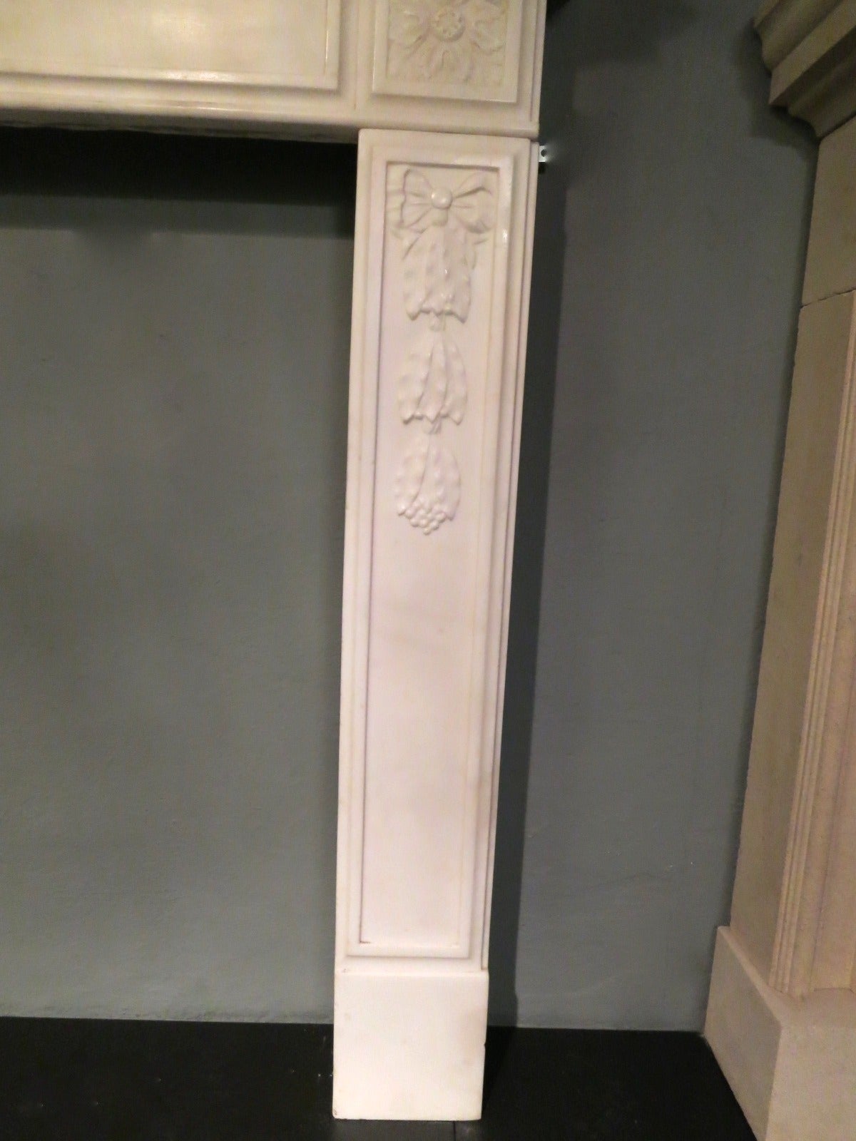 Early 19th Century Italian Fireplace Mantel in Statuary White Marble In Good Condition In London, GB