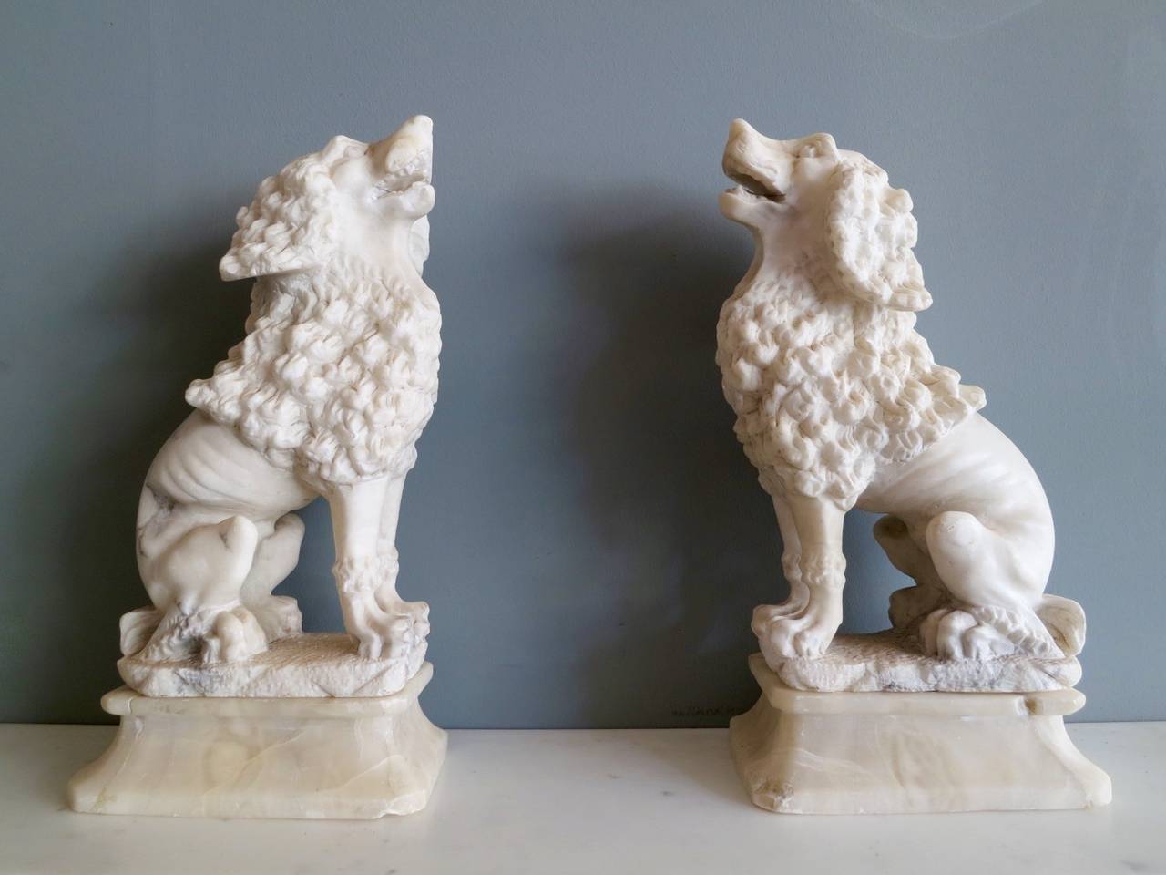 Pair of Italian Carved Alabaster Spaniels In Good Condition In London, GB