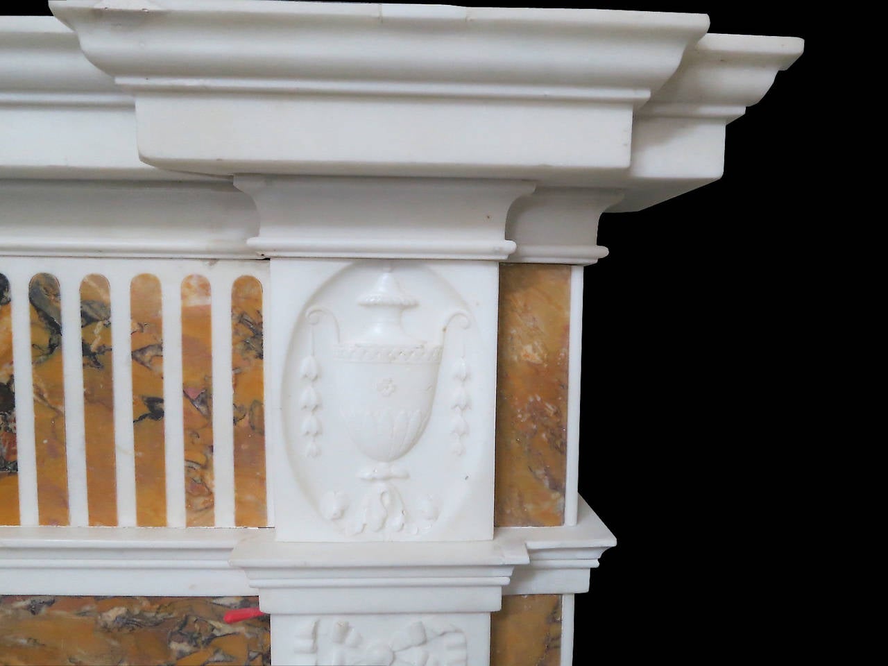 Anglais Cheminée statuaire et marbre couvent de Sienne du XVIIIe siècle en vente