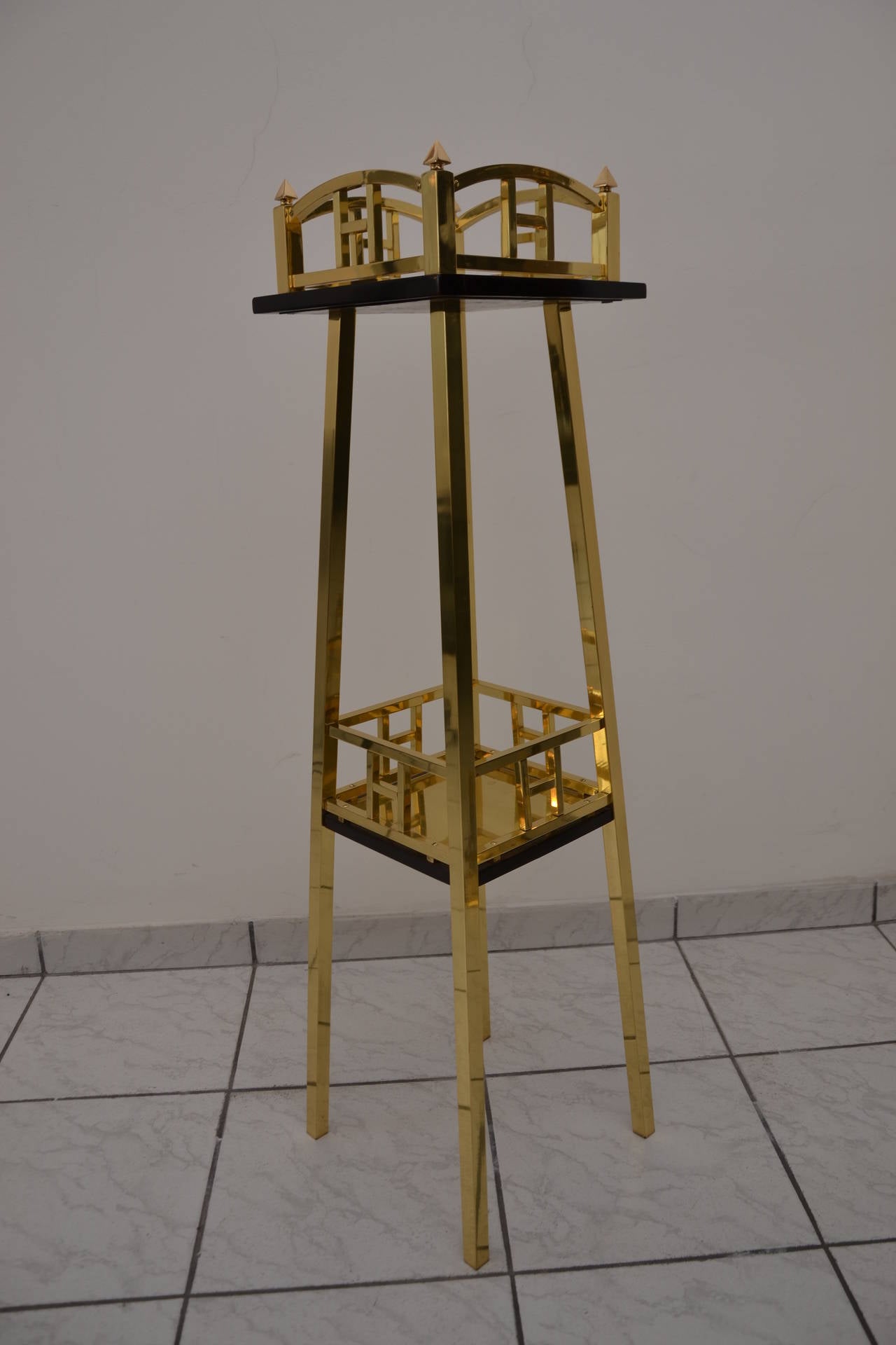 Brass flowerstand with black polished wood plate
Polished and stove enamelled