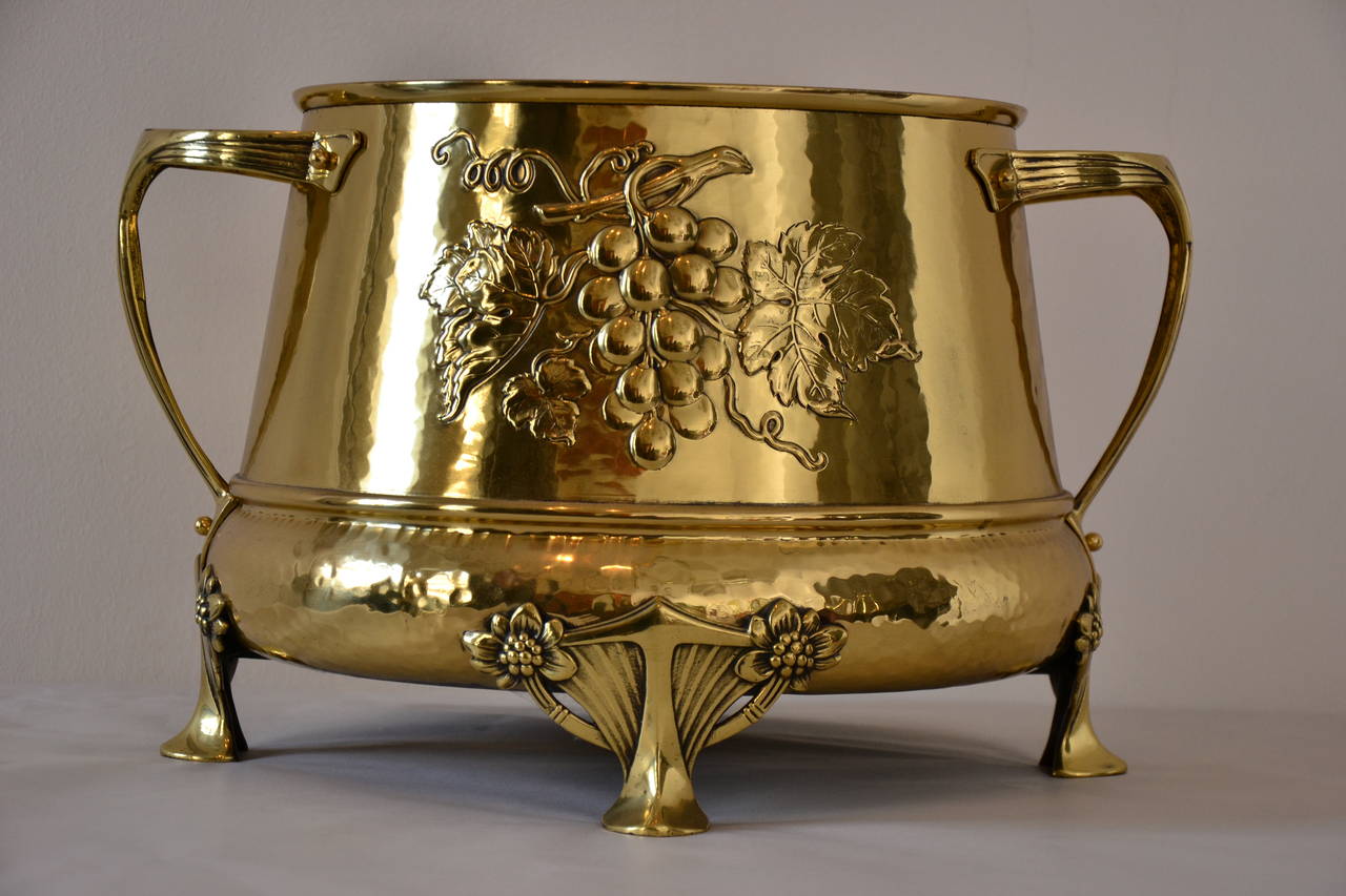 Flower Pot with grapes motive partly hammered
Brass polished and stove enamelled