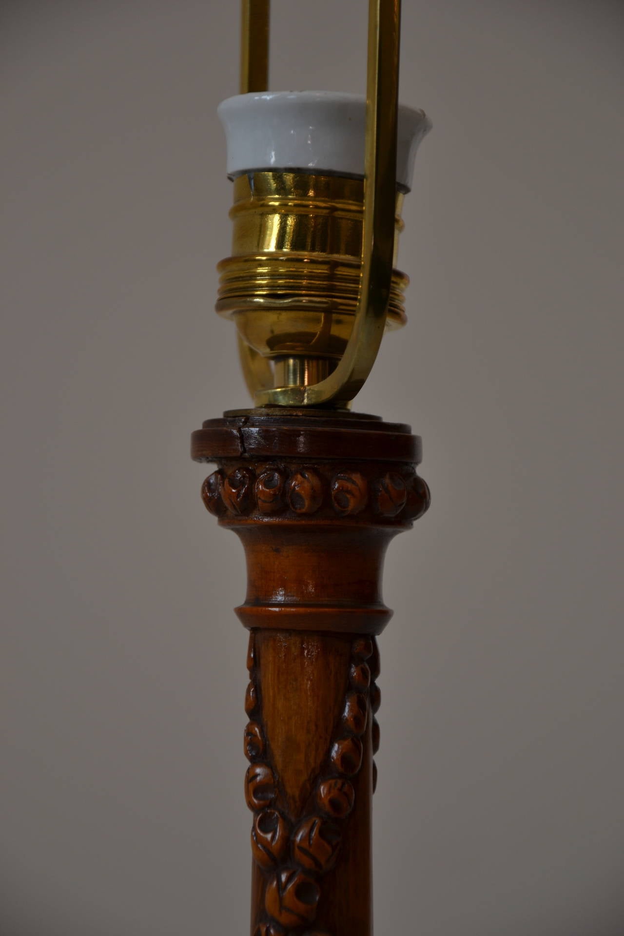 Carved Wooden Table Lamp In Good Condition For Sale In Wien, AT