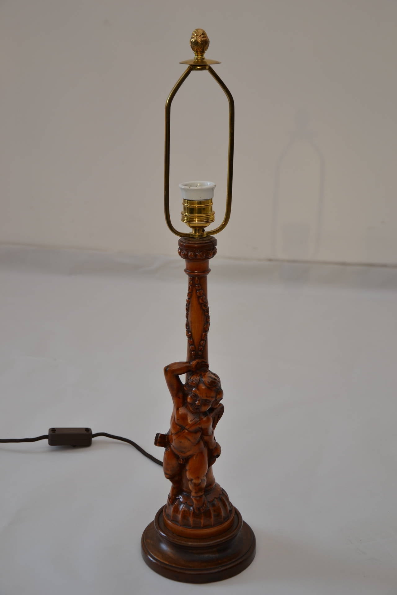 Carved wooden table lamp
Orignal condition