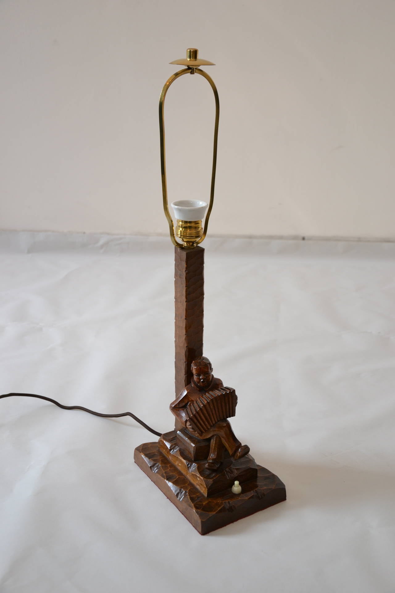 Carved wooden table lamp
Original condition