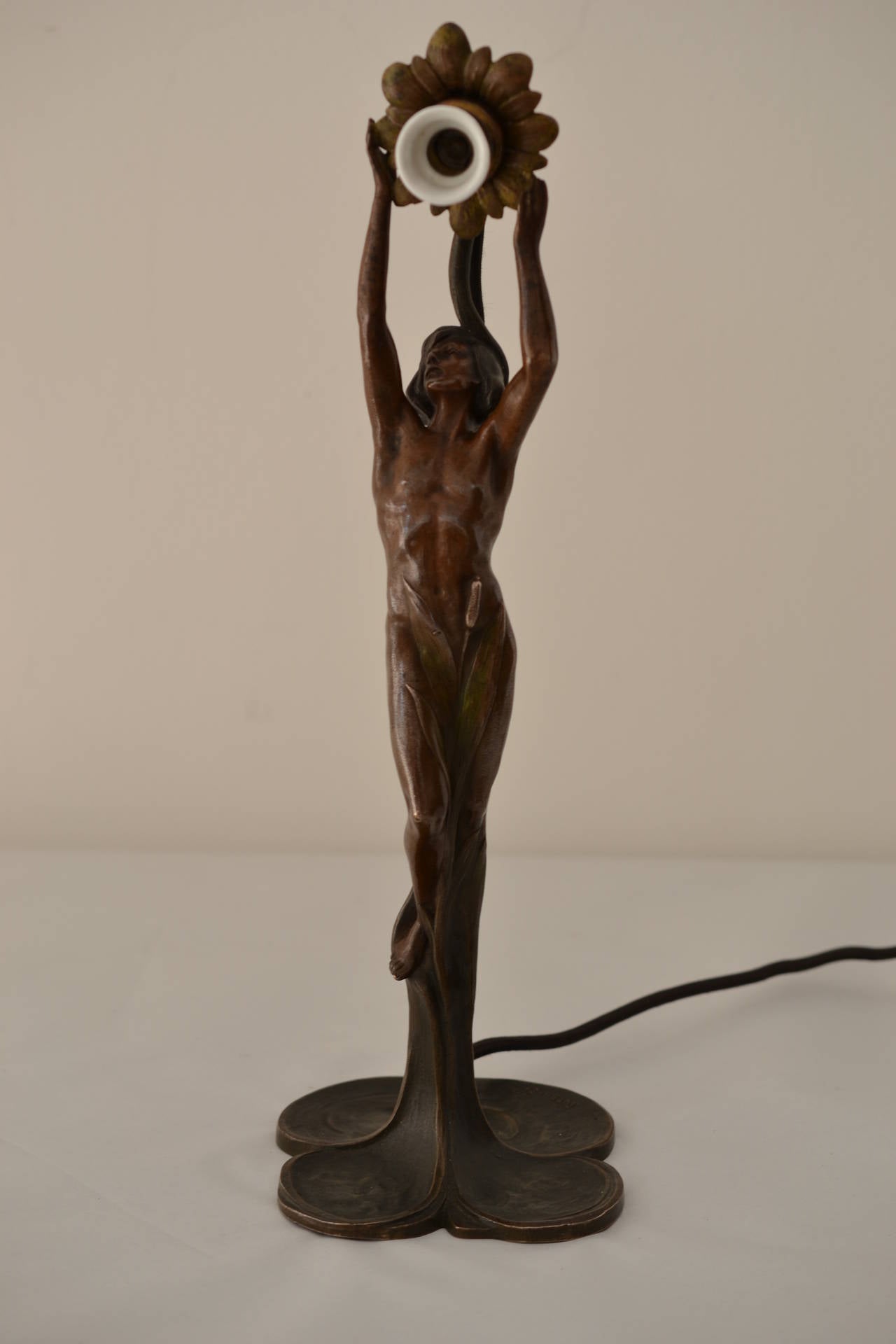 Peter Tereszczuk Viennese bronze table lamp
Peter Tereszczuk (1875 in Wybudow, Ukraine; † 1963 in Vienna) was an Austrian sculptor
Original condition.