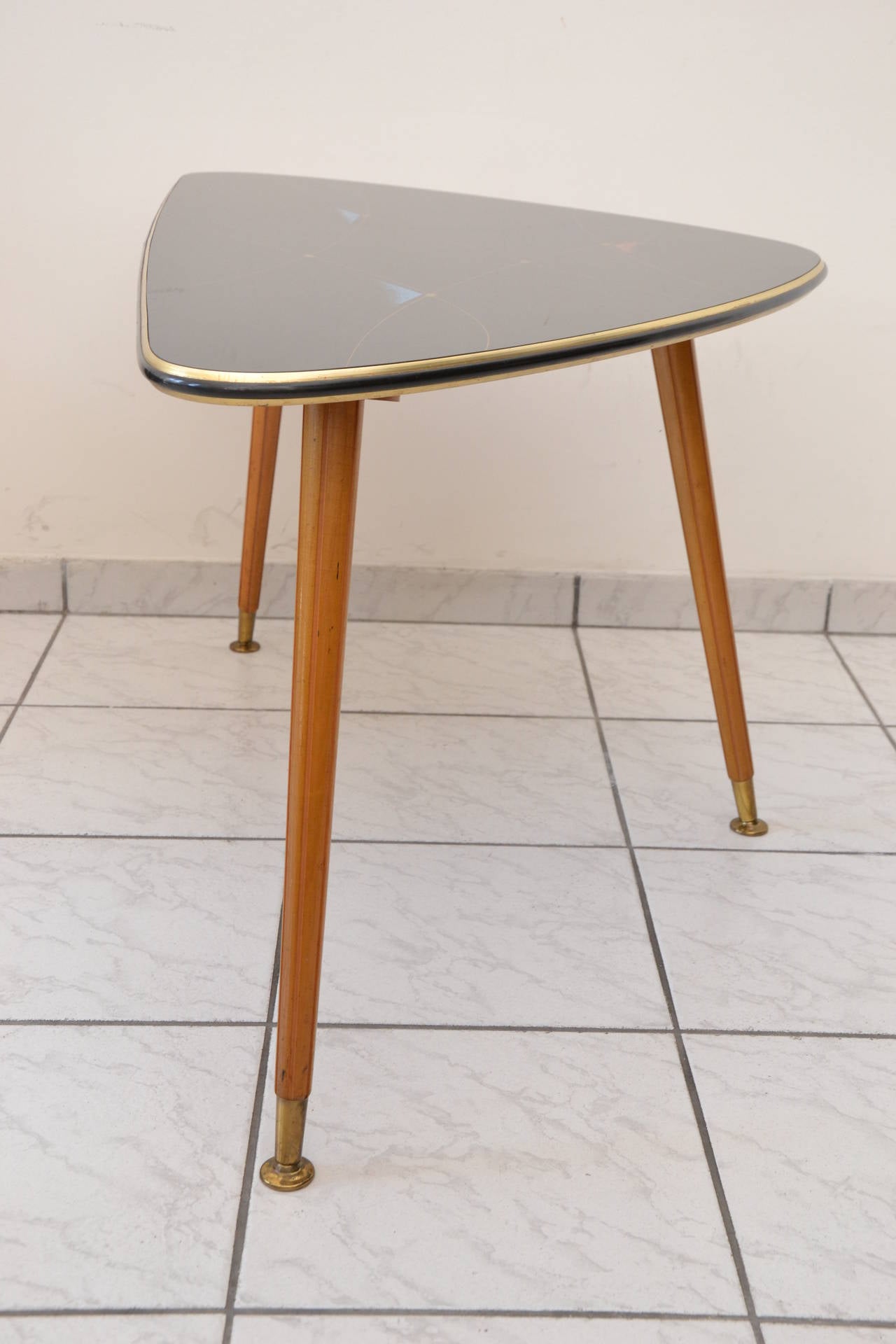 Triangular Couch Table In Good Condition For Sale In Wien, AT