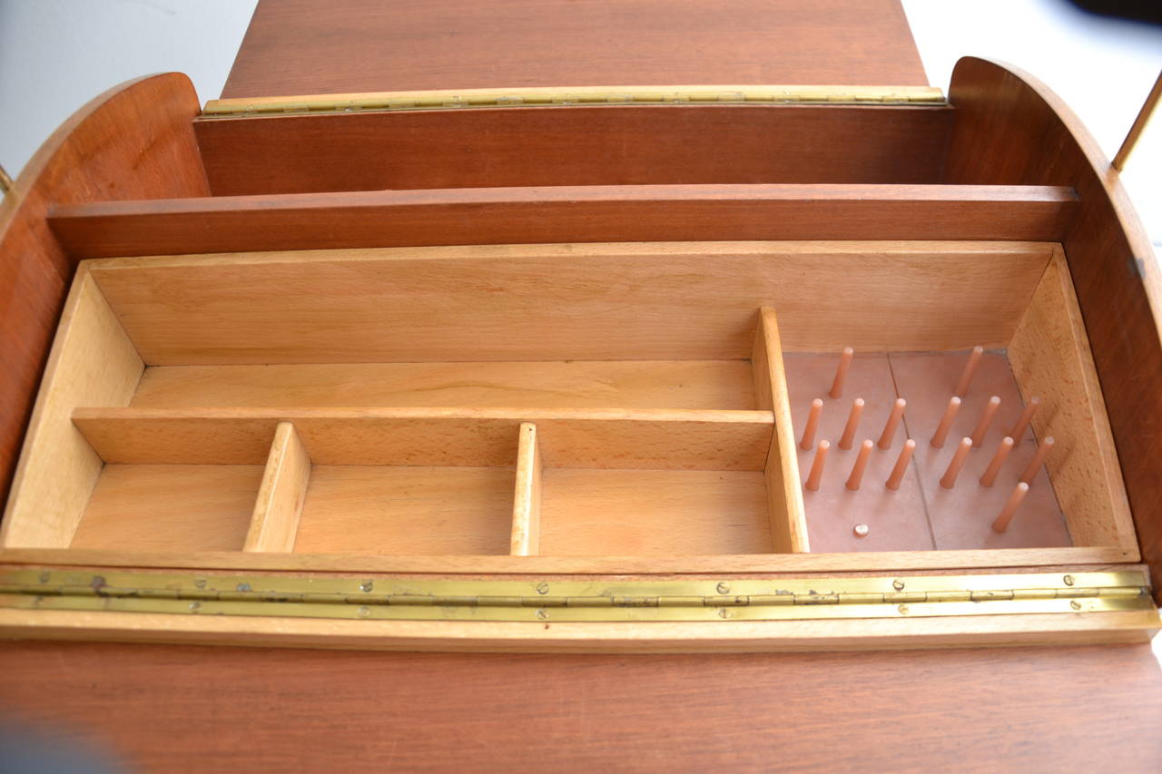 Sewing Cart in Nut Wood In Excellent Condition In Wien, AT