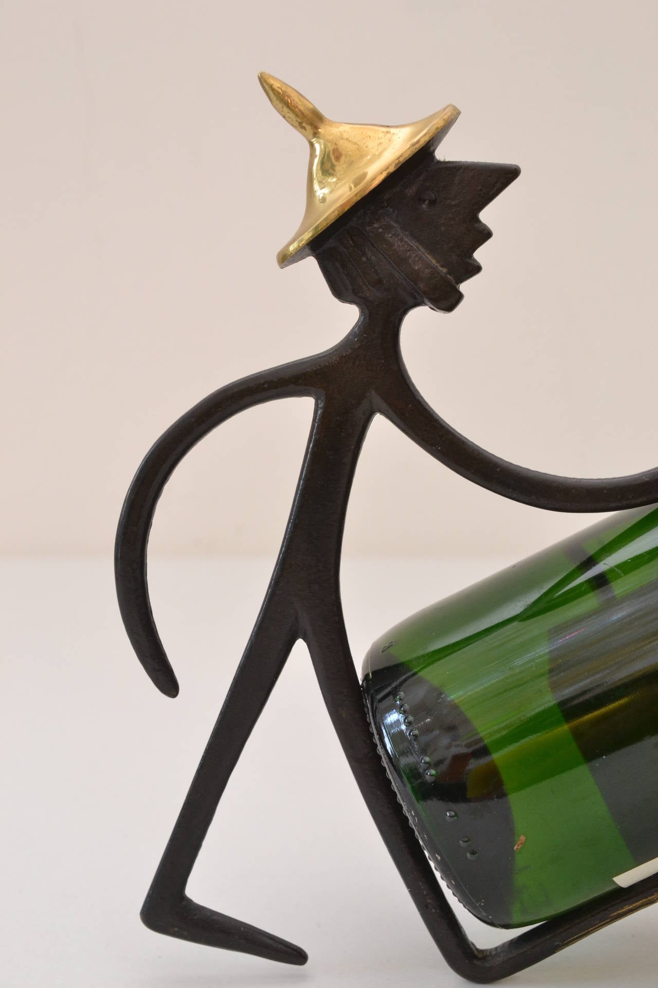 Weinflaschenhalter aus Messing von Walter Bosse (Moderne der Mitte des Jahrhunderts) im Angebot