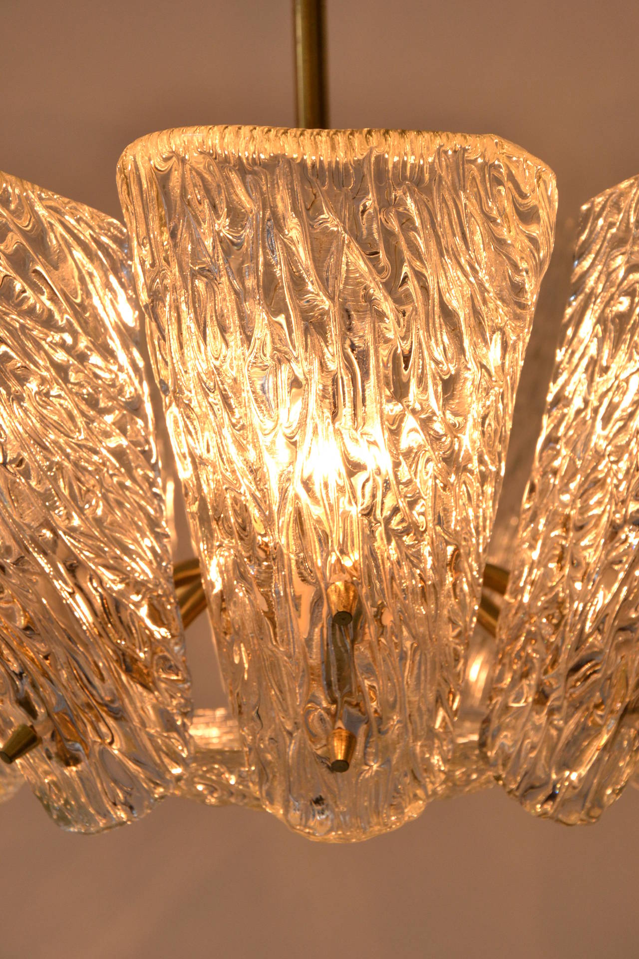 Brass and Textured Glass Eight-Arm Chandelier by Kalmar, 1950s In Good Condition In Wien, AT