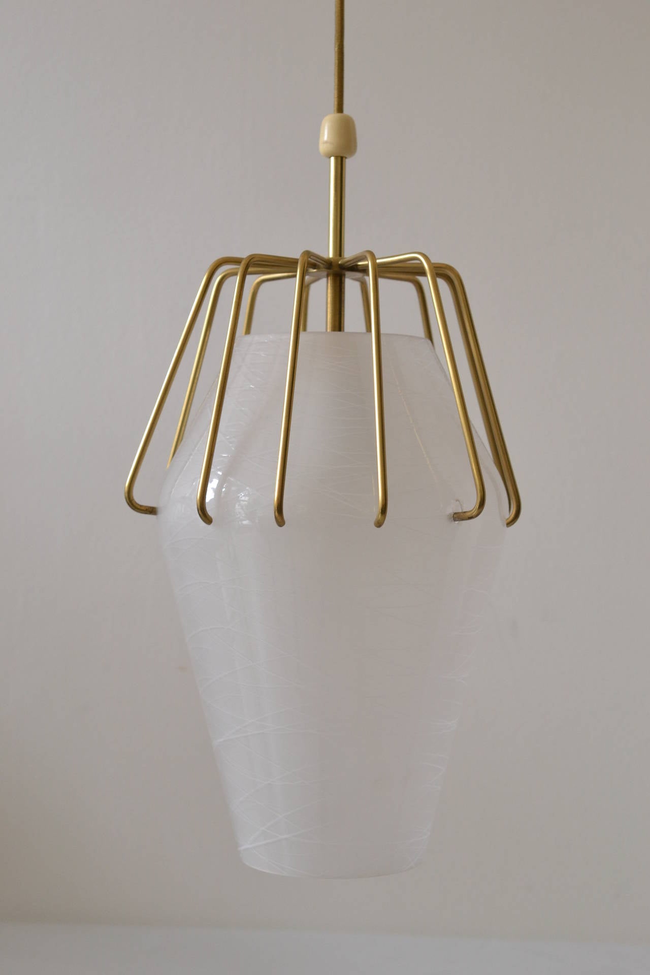pendant circa 1960
original condition
the height of the chandelier is easily adjustable to fit different rooms,
