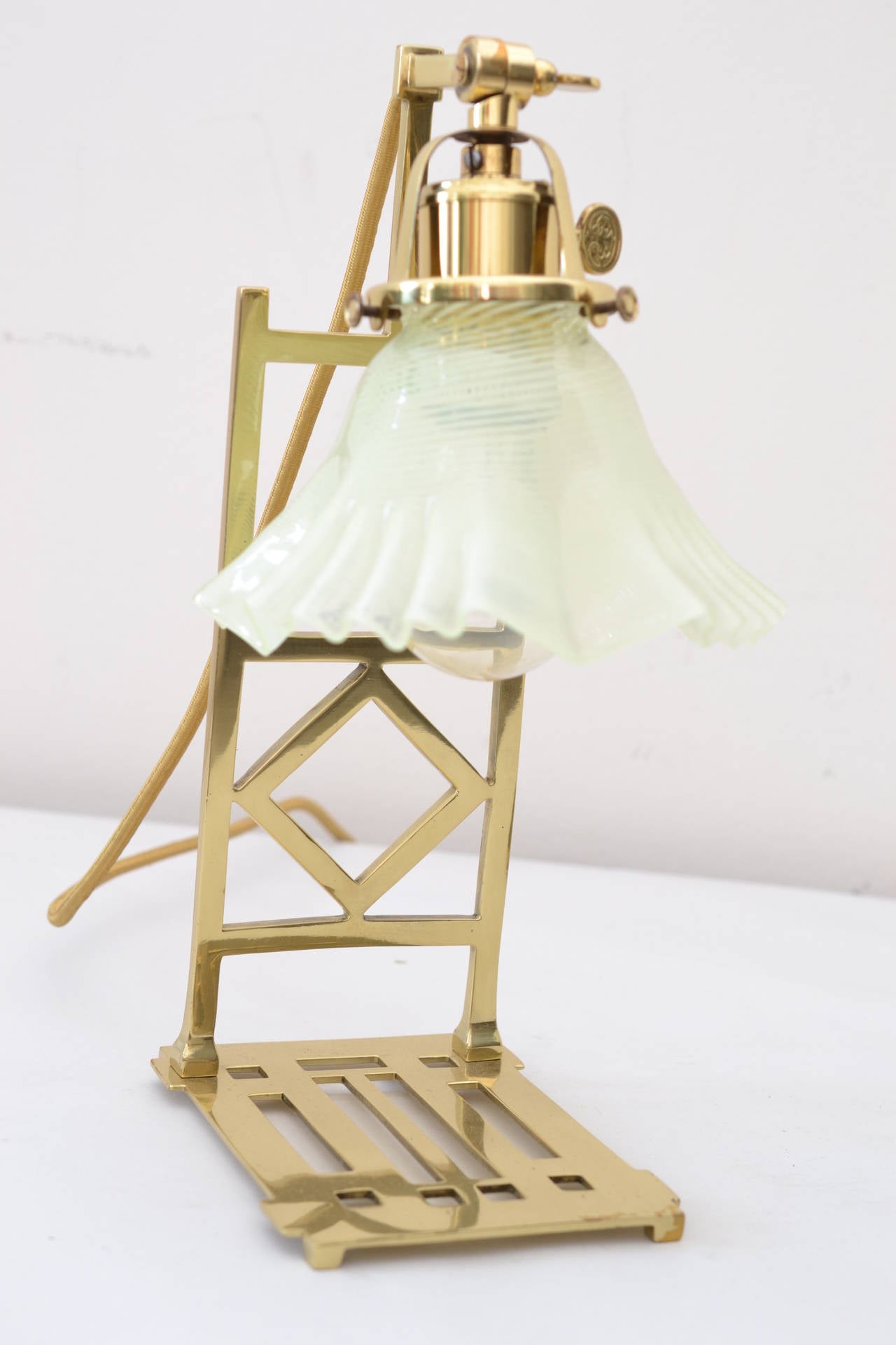 zwei tischlampen im jugendstil mit opalglasschirmen
poliert und einbrennlackiert