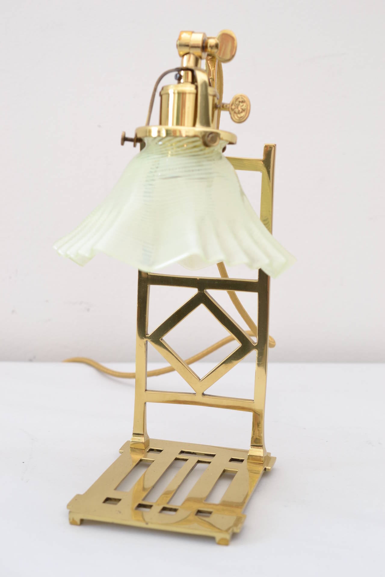 Autrichien Deux lampes de bureau Jugendstil avec abat-jours en verre opalin en vente