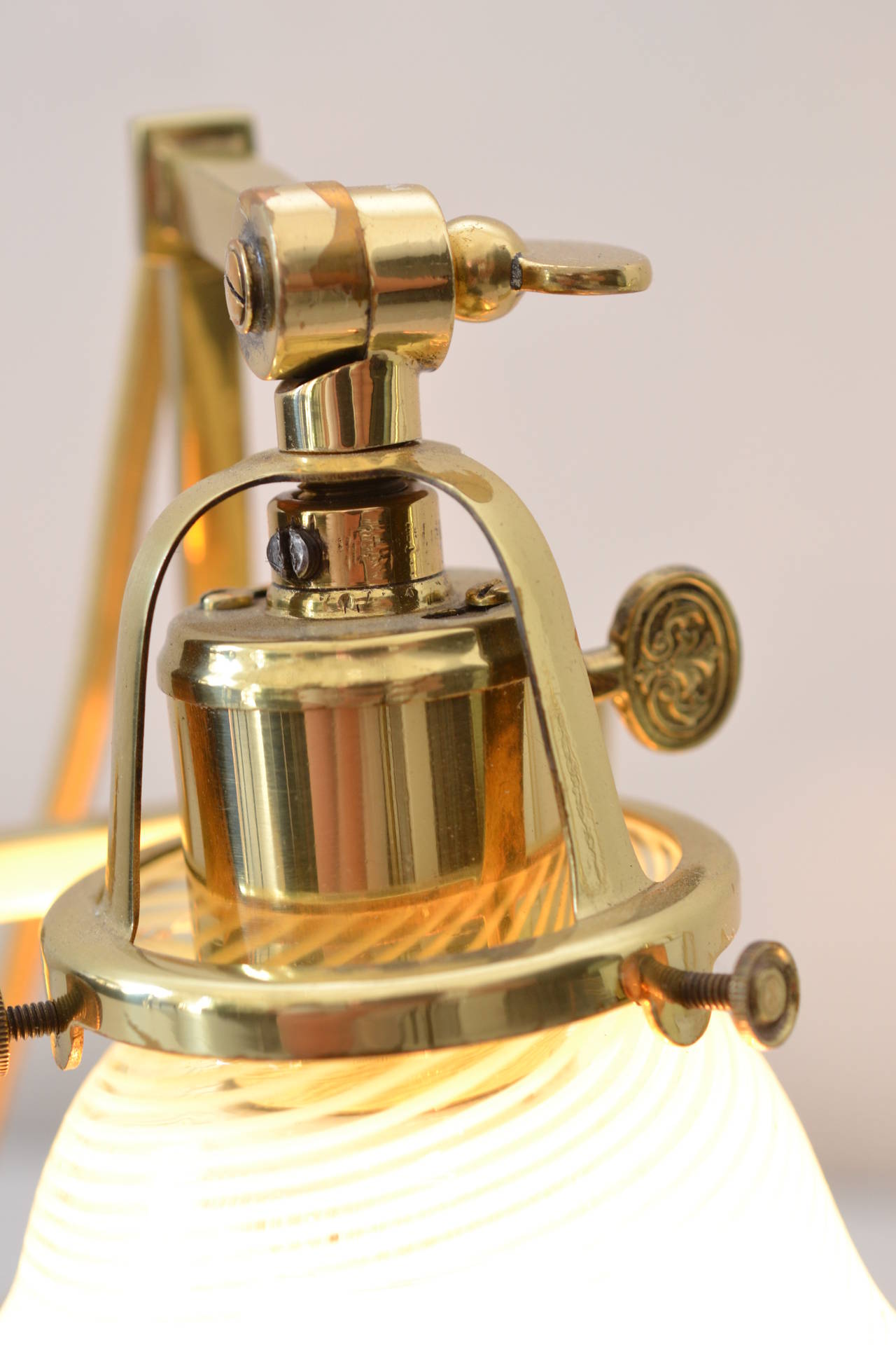 Laqué Deux lampes de bureau Jugendstil avec abat-jours en verre opalin en vente