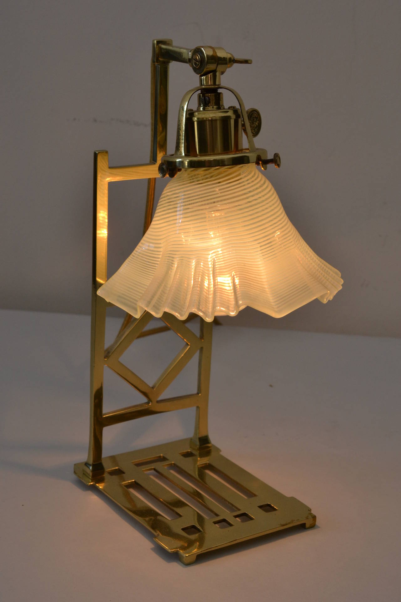 Deux lampes de bureau Jugendstil avec abat-jours en verre opalin en vente 2