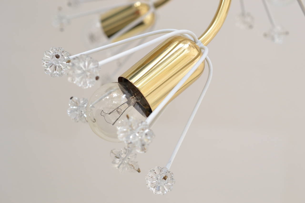 Laiton Trois lampes à suspension Spoutnik en laiton et verre à motifs floraux d'Emil Stejnar, années 1950 en vente