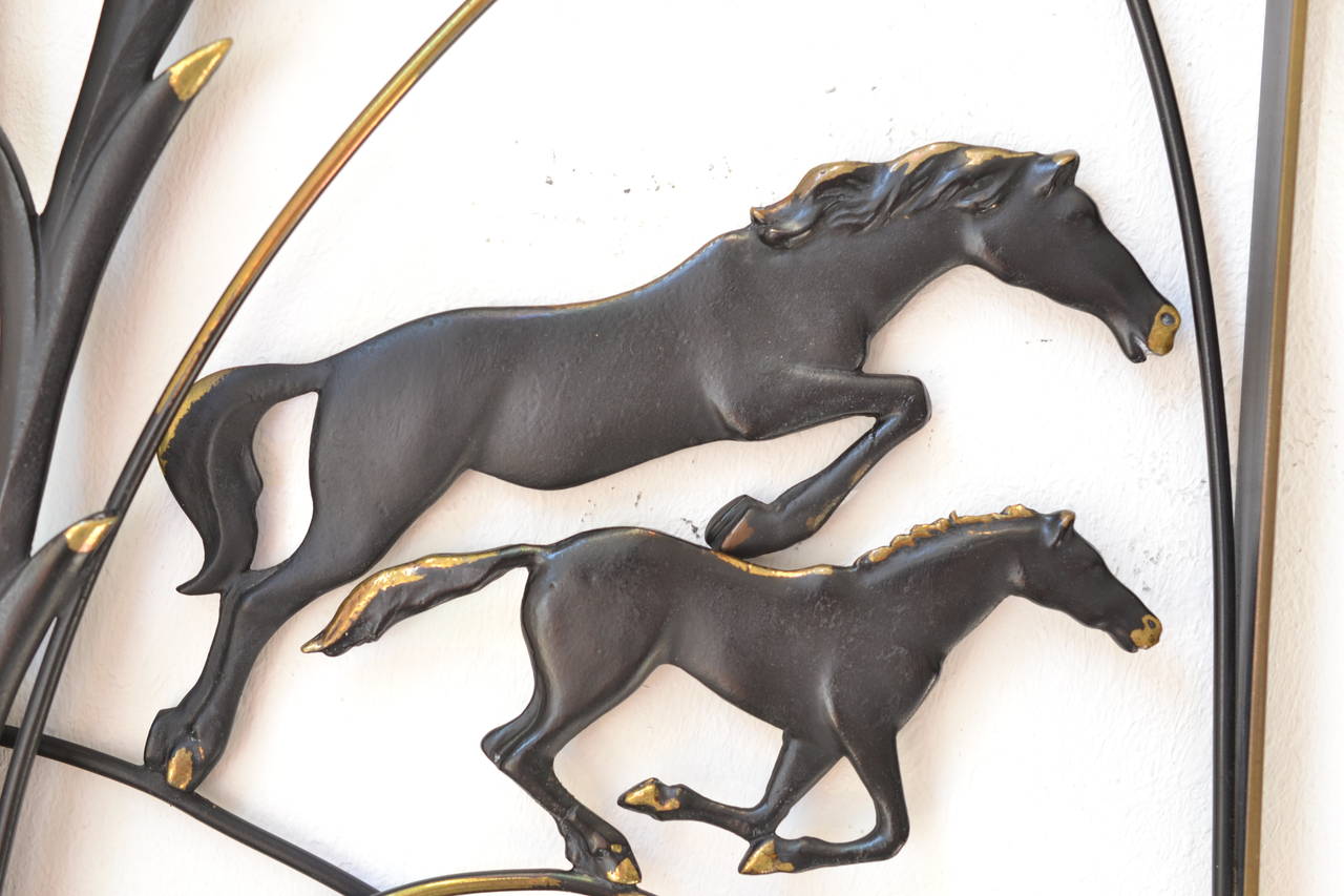 décoration murale en laiton noirci 
Le motif est un cheval sauvage 
laiton massif