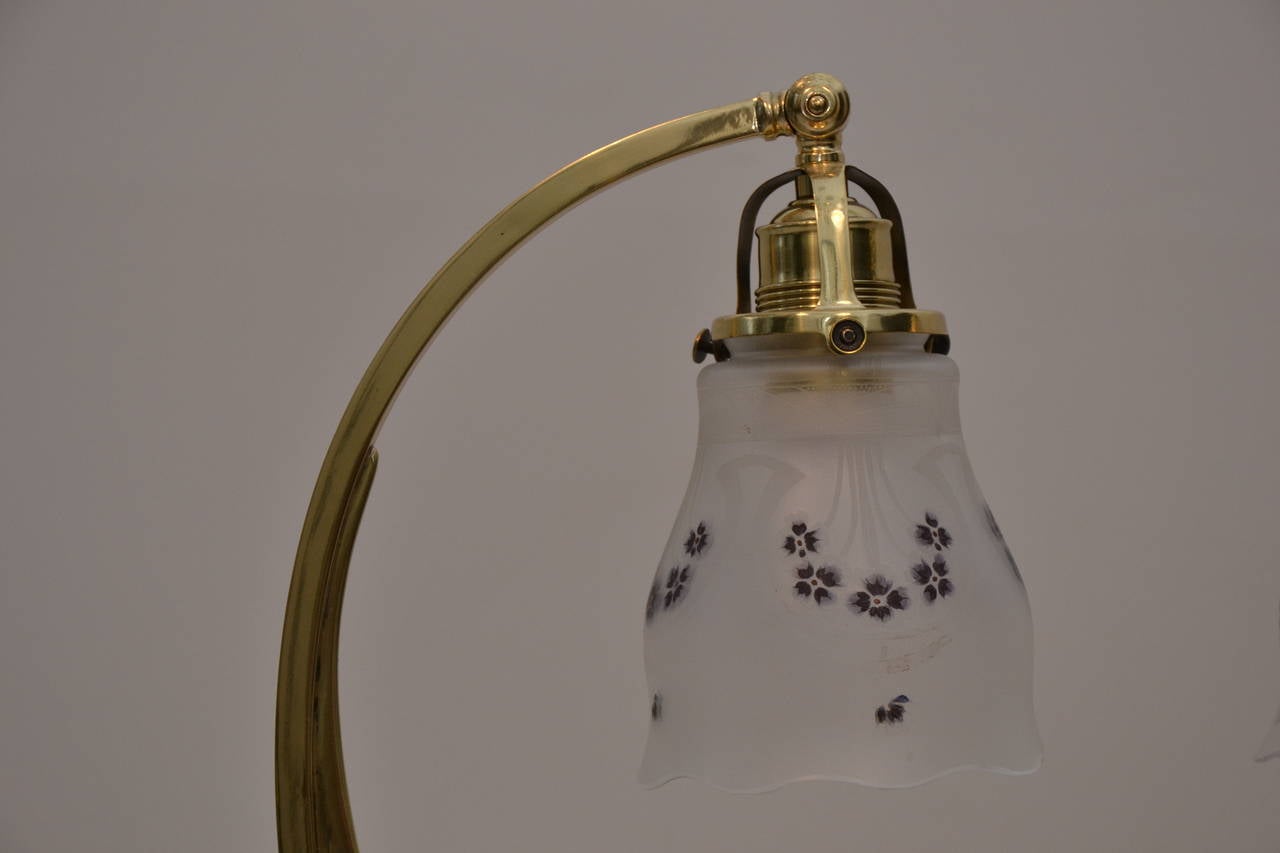 a pair of table lamps with hand-painted original glass shade In Excellent Condition In Wien, AT
