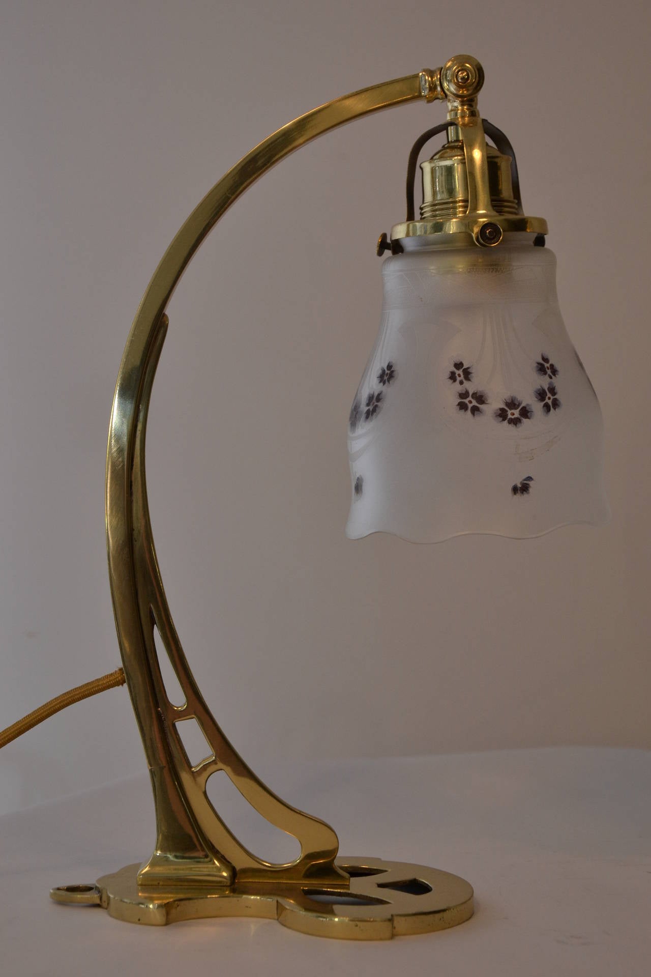 Art Nouveau a pair of table lamps with hand-painted original glass shade