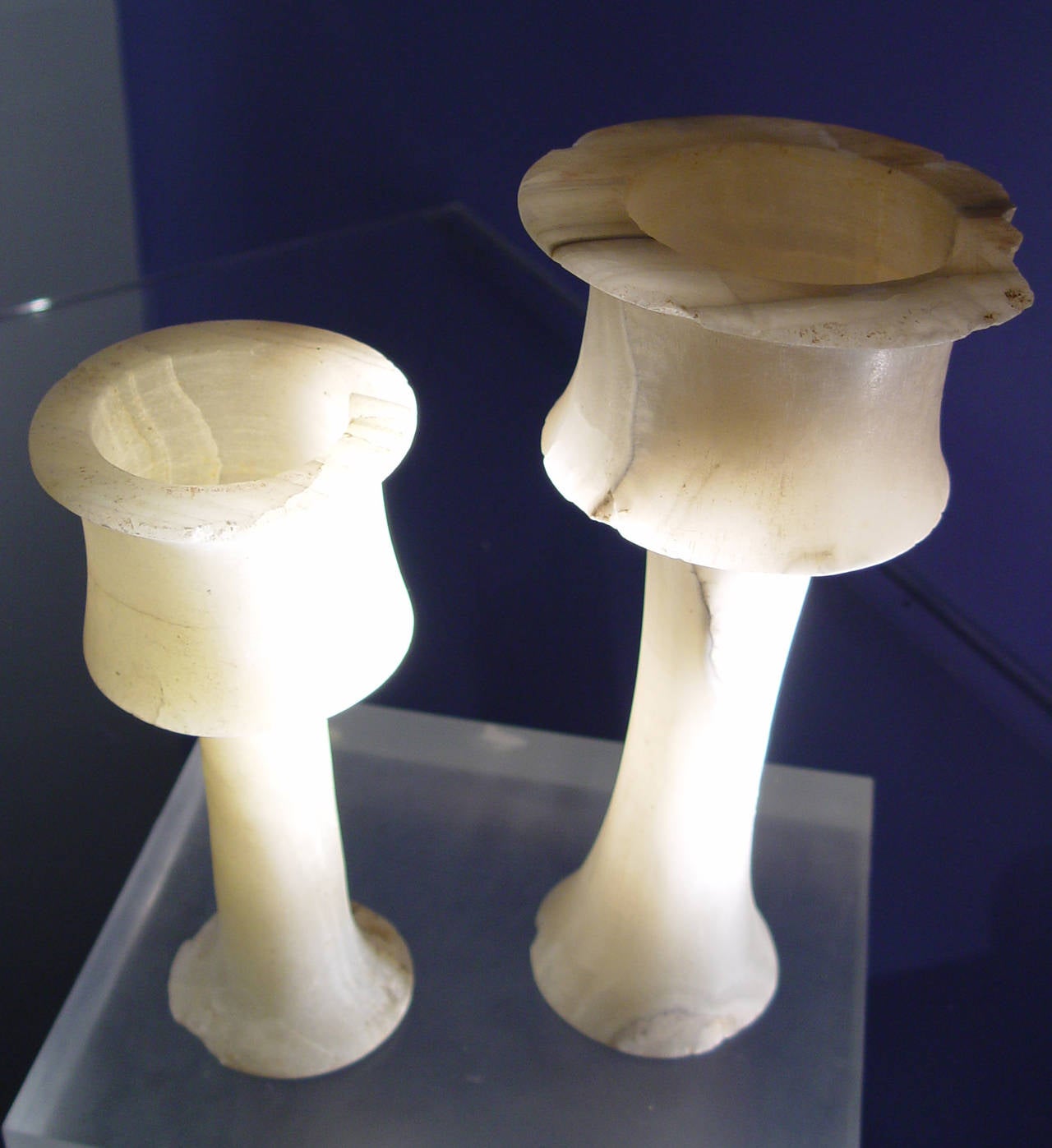 Pair of Two Late Third Millennium BC Alabaster Cup-Chalices In Fair Condition For Sale In Paris, FR