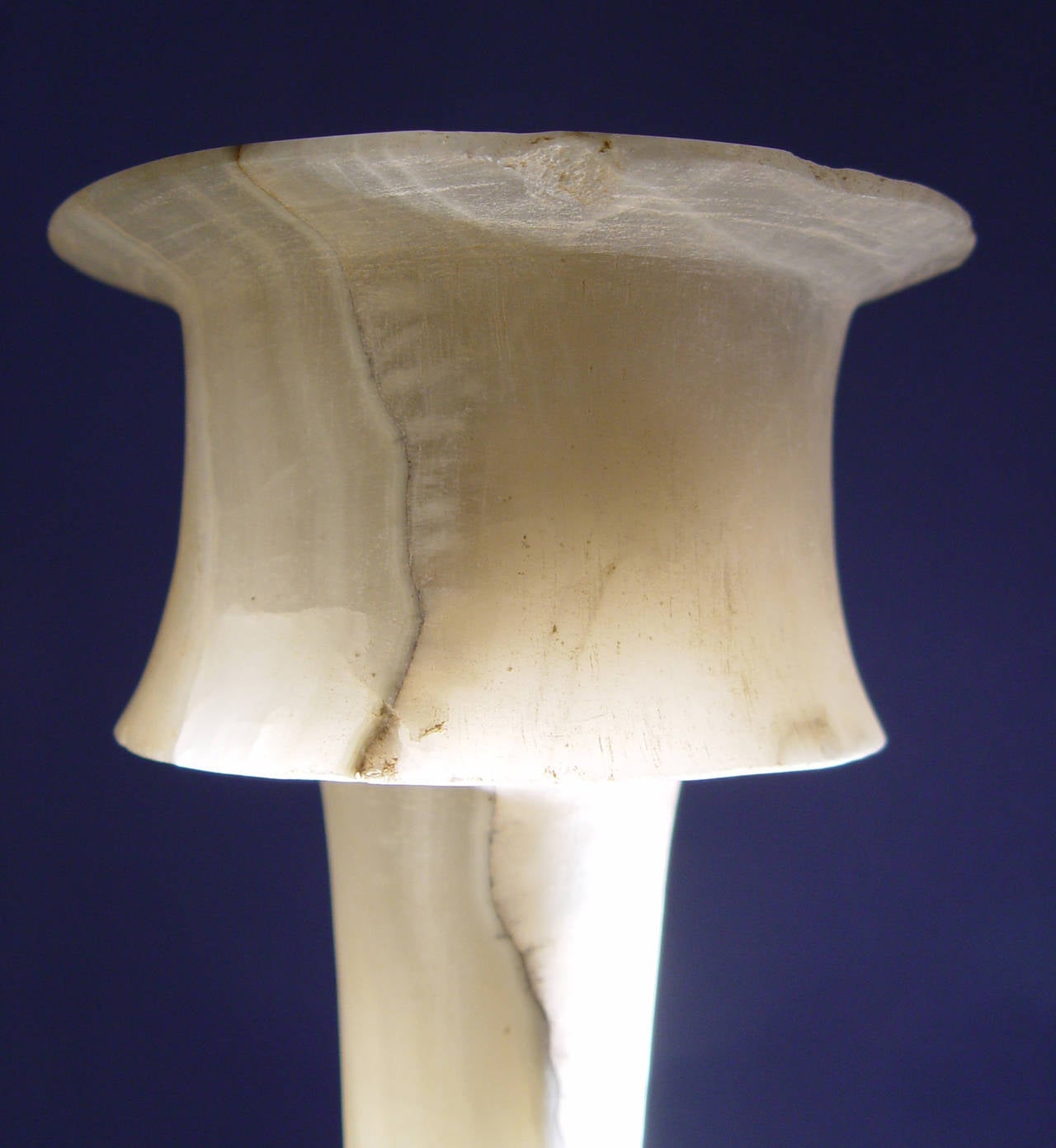 Alabaster chalices with tall stem. The cup is terminated by a flat lip.
Small chips.
Ex private collection UK, 1977.
Bibliography : « Le profane et le divin. Arts de l’Antiquité de l’Europe au Sud-Est asiatique. Fleurons du musée