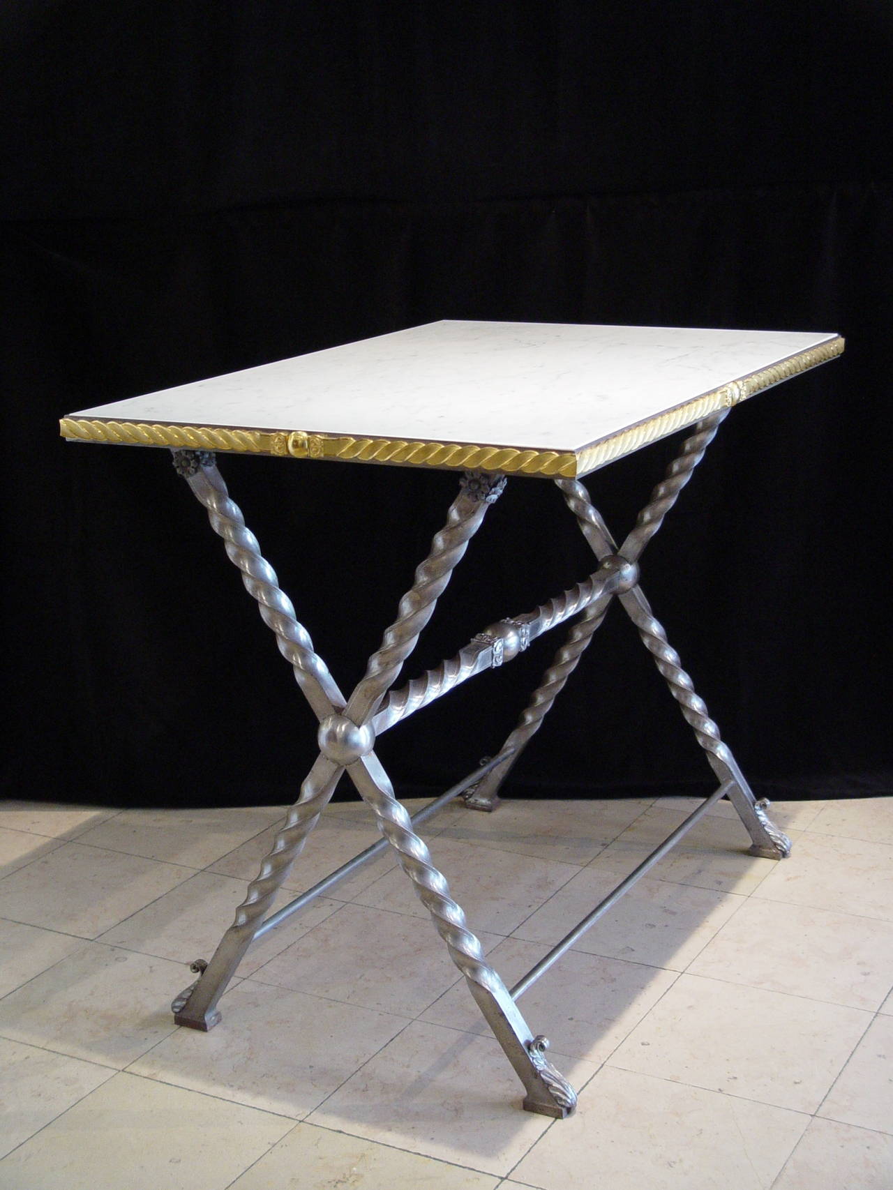 Wrought Iron Table with Carrara Marble Top In Good Condition For Sale In Paris, FR
