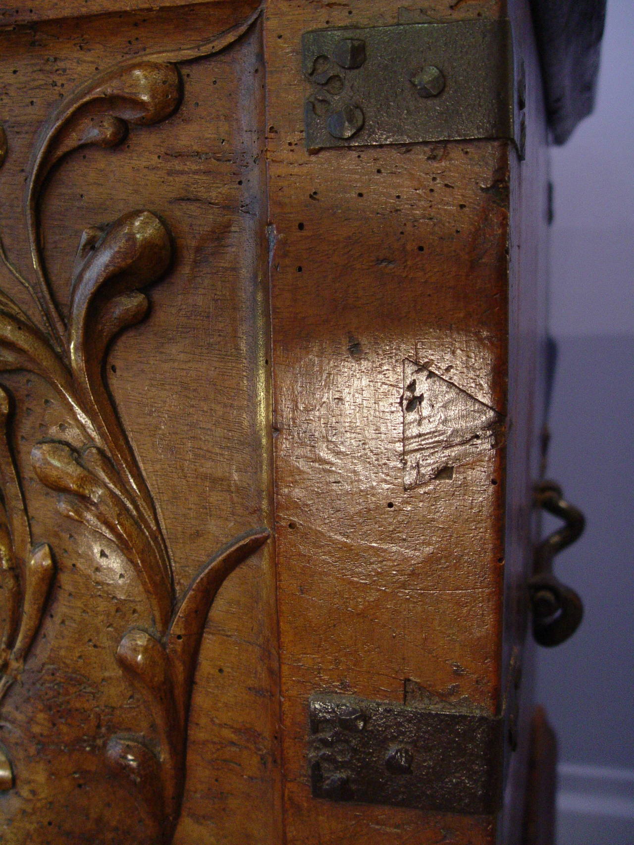 Walnut French Renaissance Chest with Rich Patina In Fair Condition For Sale In Paris, FR