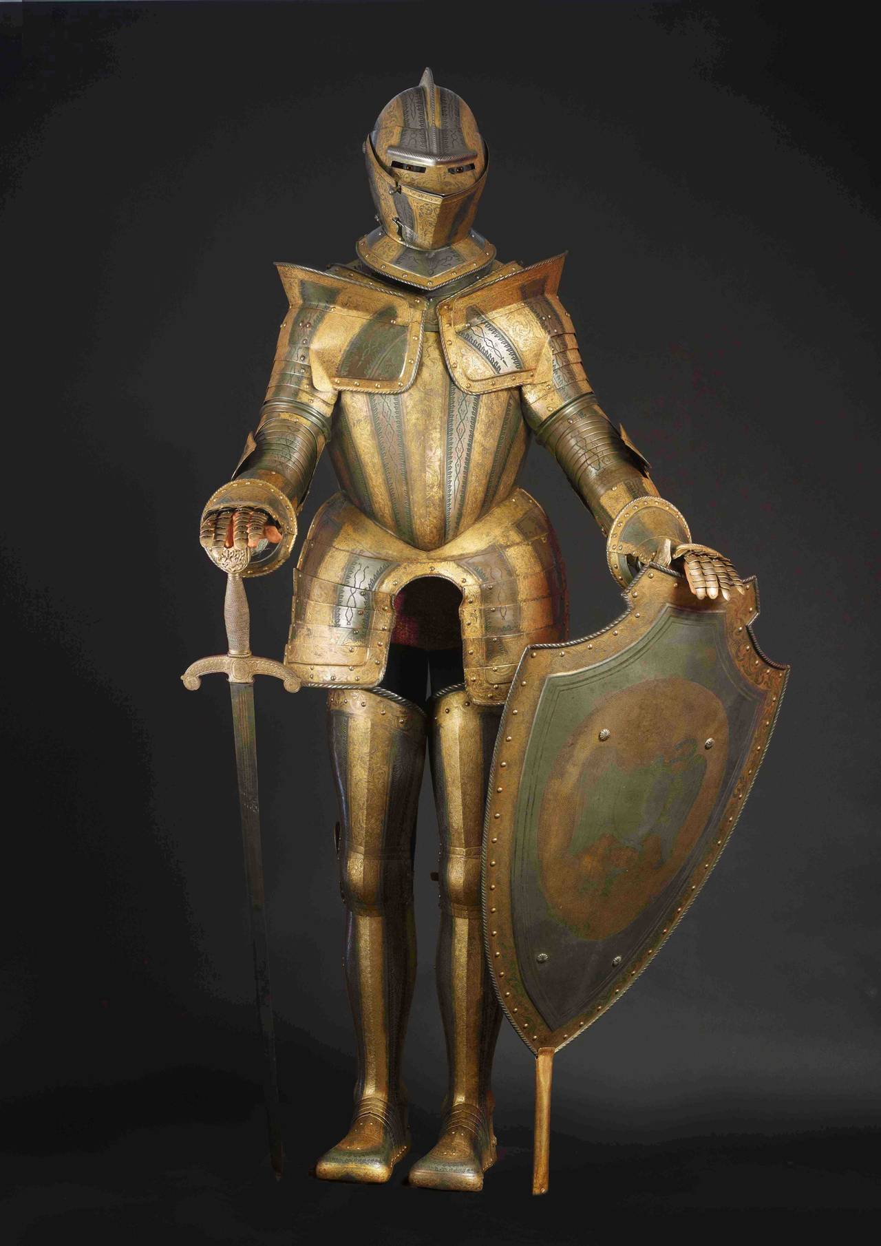 This late 16th century model, falls within part of the Gothic Revival and Neo Renaissance fashion, born in England in mid-18th century, and which will Revive in France later on, during the Restauration, because of the,
opposition of the Empire to
