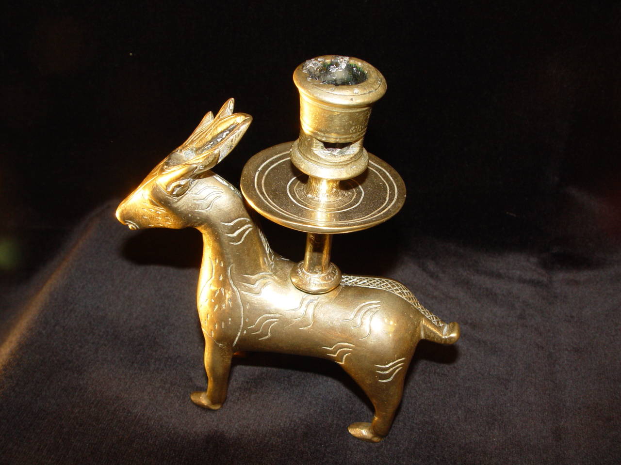 Small 15th Century Yellow Brass Candlestick in Shape of a Deer In Good Condition For Sale In Paris, FR