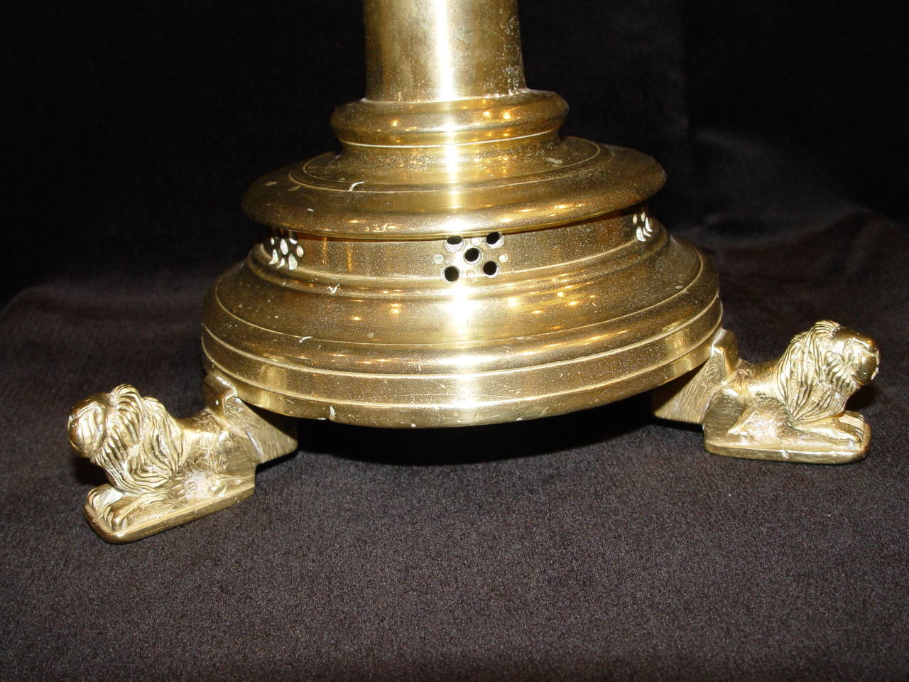Pair of Flemish Yellow Brass Candlesticks Standing on Three Chiseled Lions Feet In Good Condition In Paris, FR