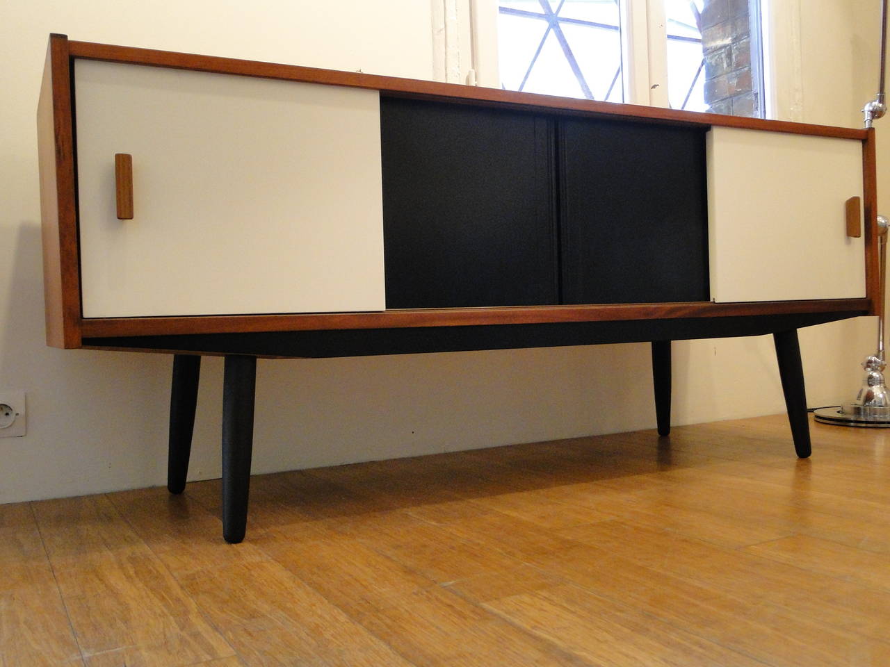 Plated Flat Teak Sideboard with White and Black Lacquered Doors For Sale