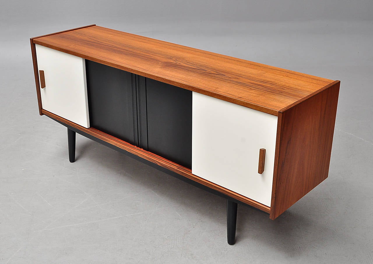 Modern Flat Teak Sideboard with White and Black Lacquered Doors For Sale