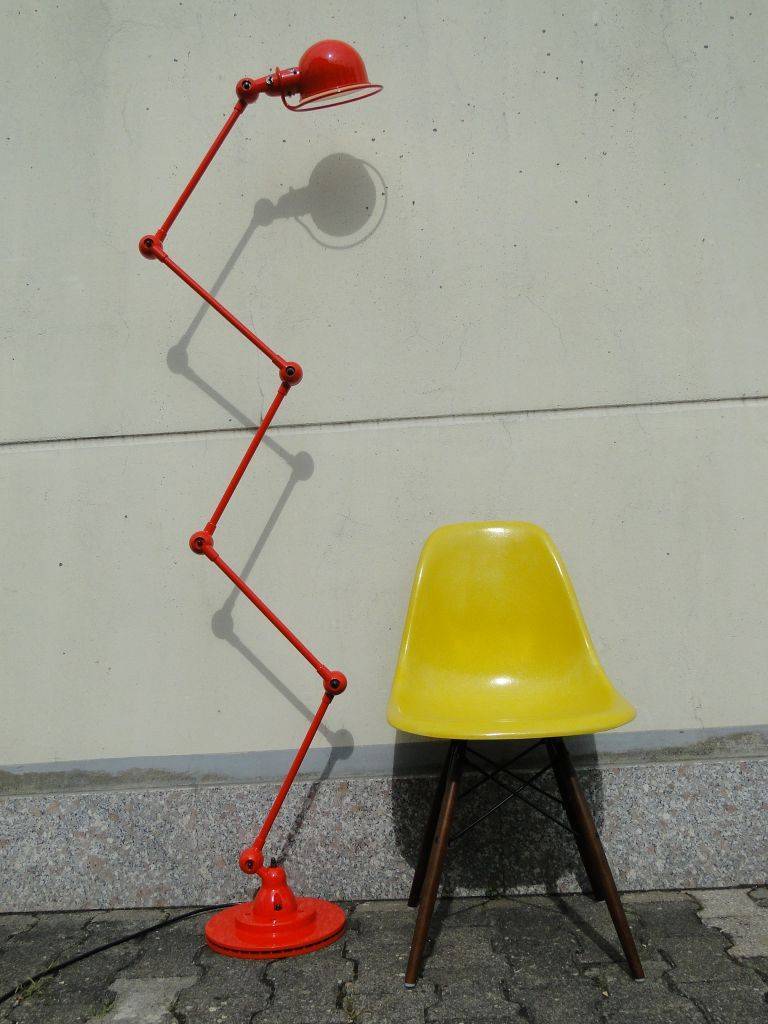 5-armed French industrial JIELDE floor / desk lamp in RED
designed by Jean-Louis Domecq in the 1950's
This outstanding floor lamp was restored and painted very carefully in RED (RAL 3020)
5 arms each 15.7"/40cm
total height adjustable to